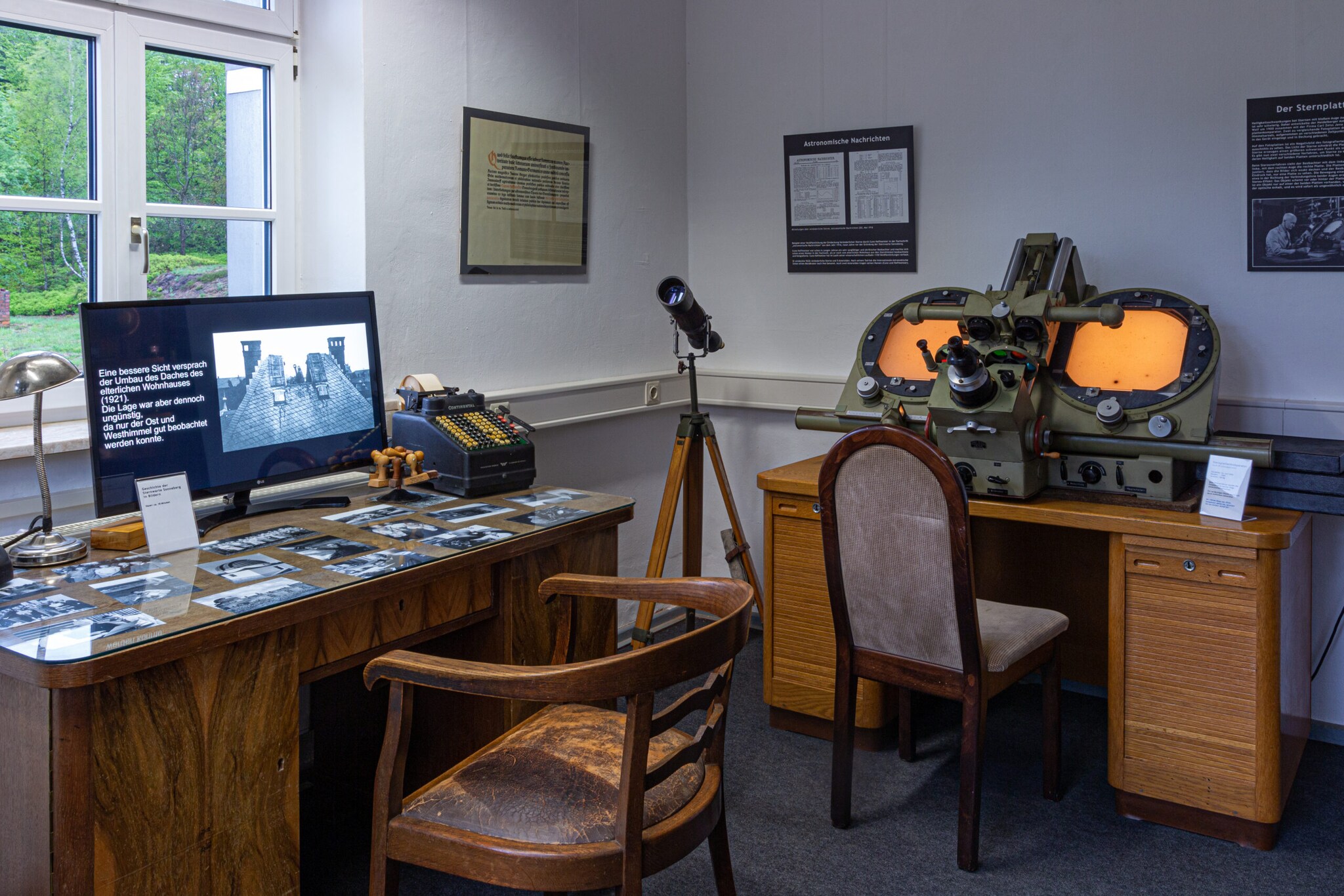 Büro mit historischen Gegenständen der Astronomie als Exponat eines Museums