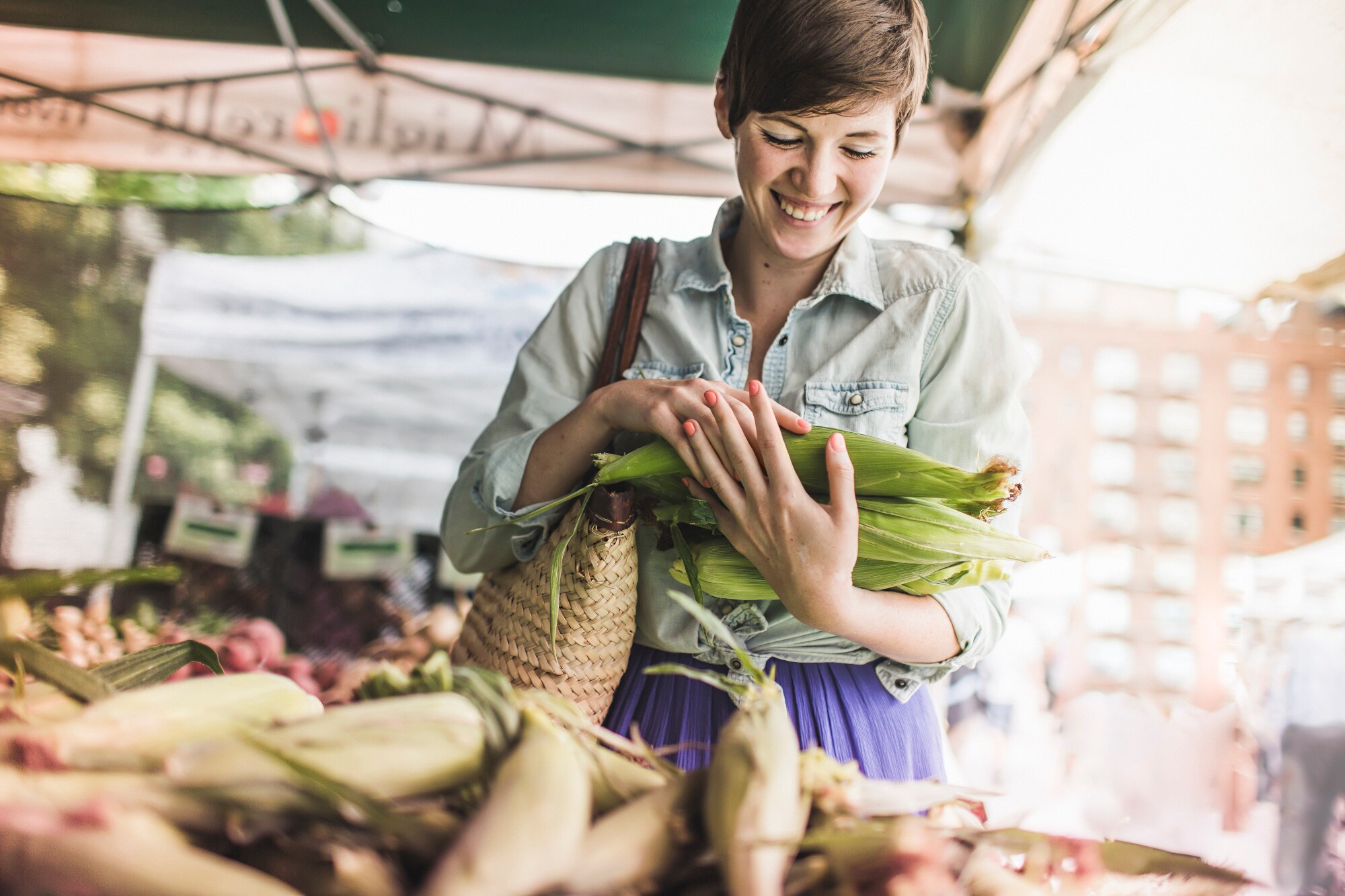 Eine Frau kauft frisches Gemüse auf dem Markt Eine Frau kauft frisches Gemüse auf dem Markt