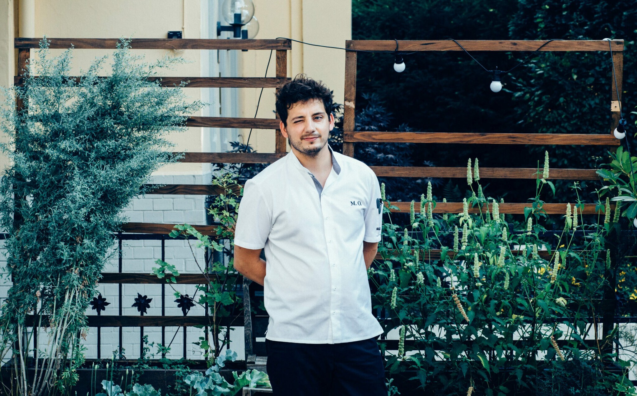 Chefkoch Maurizio Oster vor Hausfassade mit Pflanzen