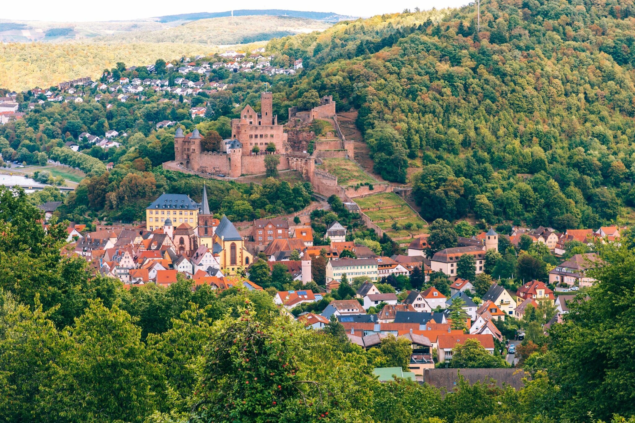 Luftaufnahme der Stadt Wertheim und der oberhalb liegenden Burgruine mit bewaldeter Umgebung Luftaufnahme der Stadt Wertheim und der oberhalb liegenden Burgruine mit bewaldeter Umgebung