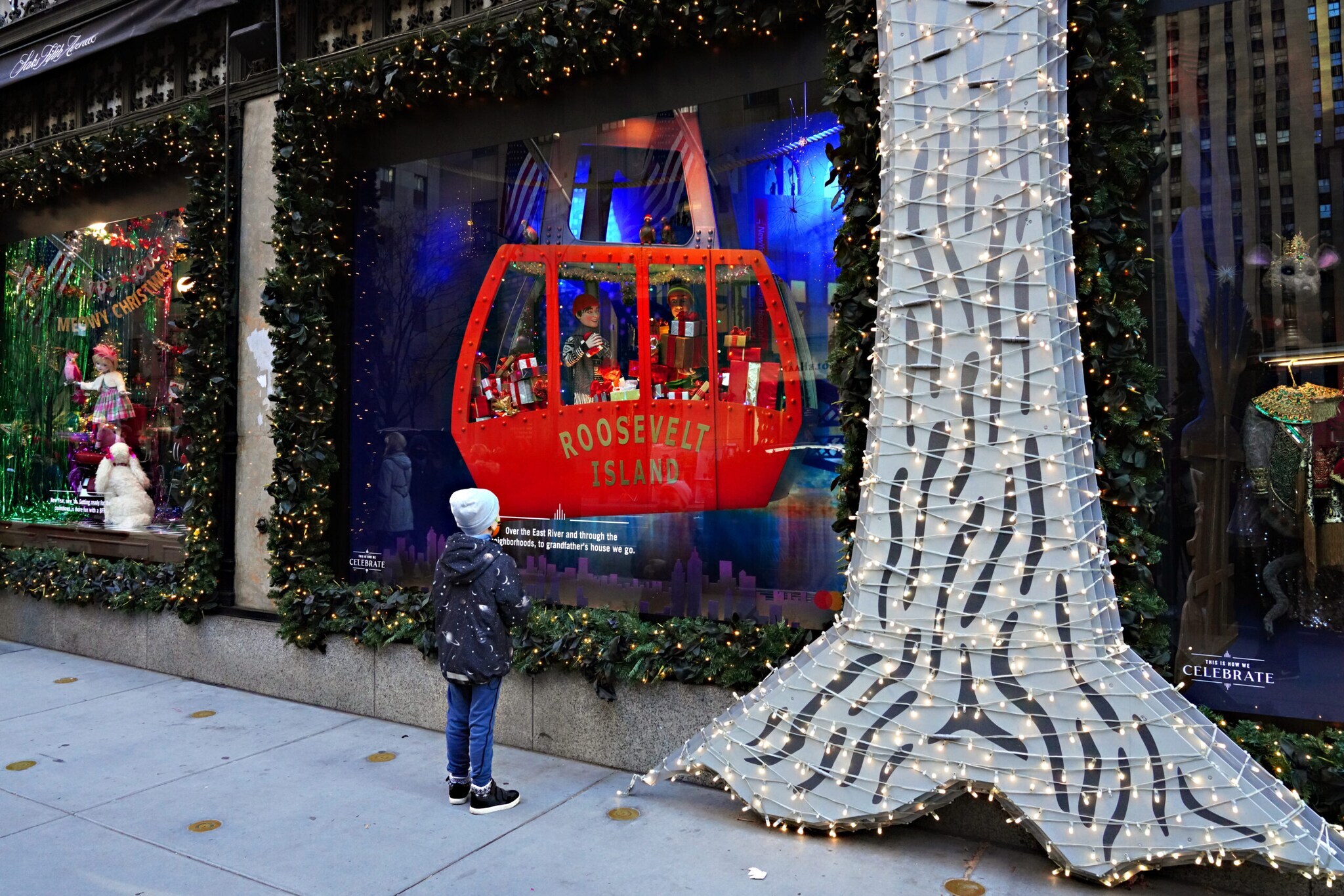 Ein Kind betrachtet ein Schaufenster mit weihnachtlicher Dekoration