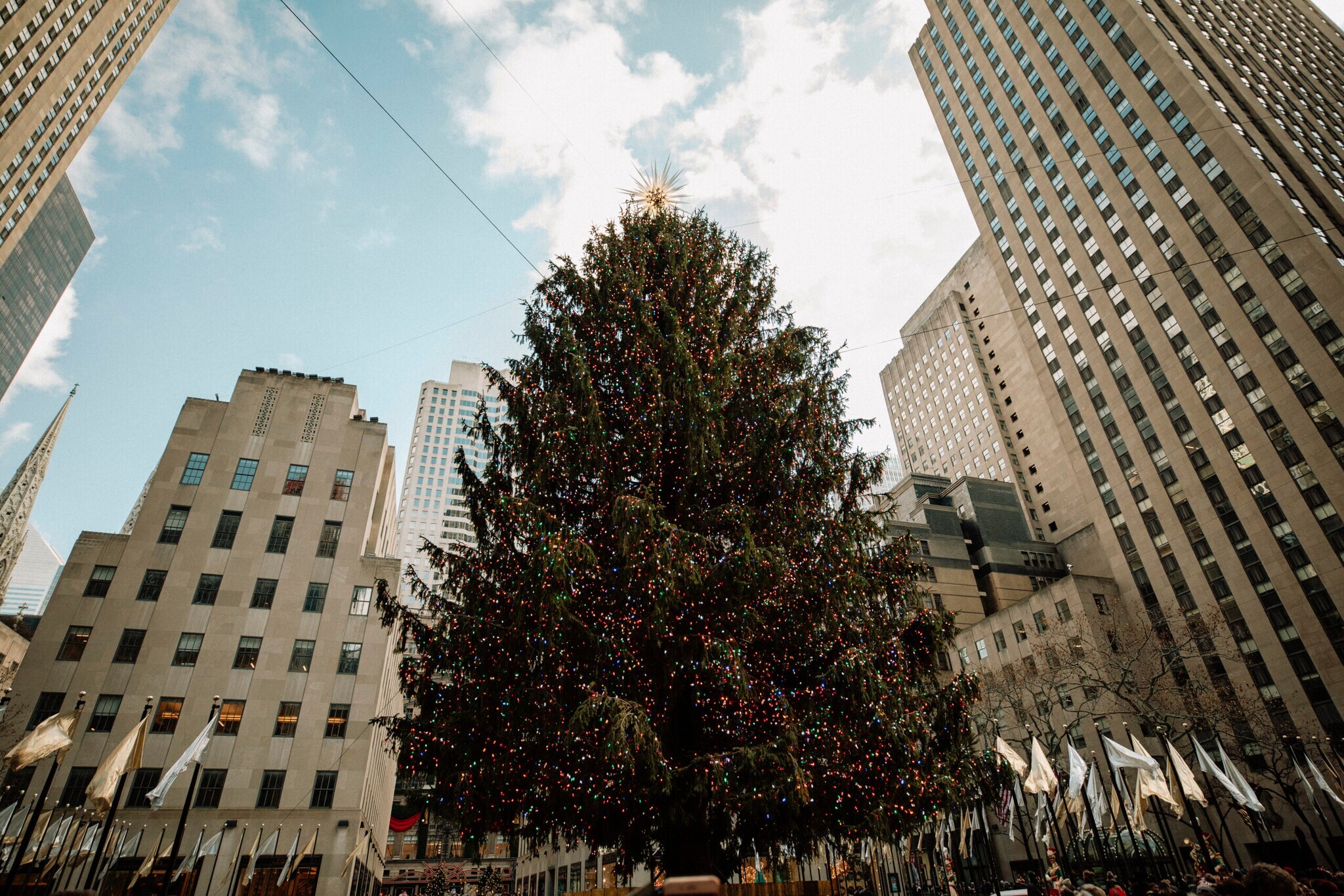 Großer Weihnachtsbaum und umliegende Gebäude am Rockefeller Center in Manhattan