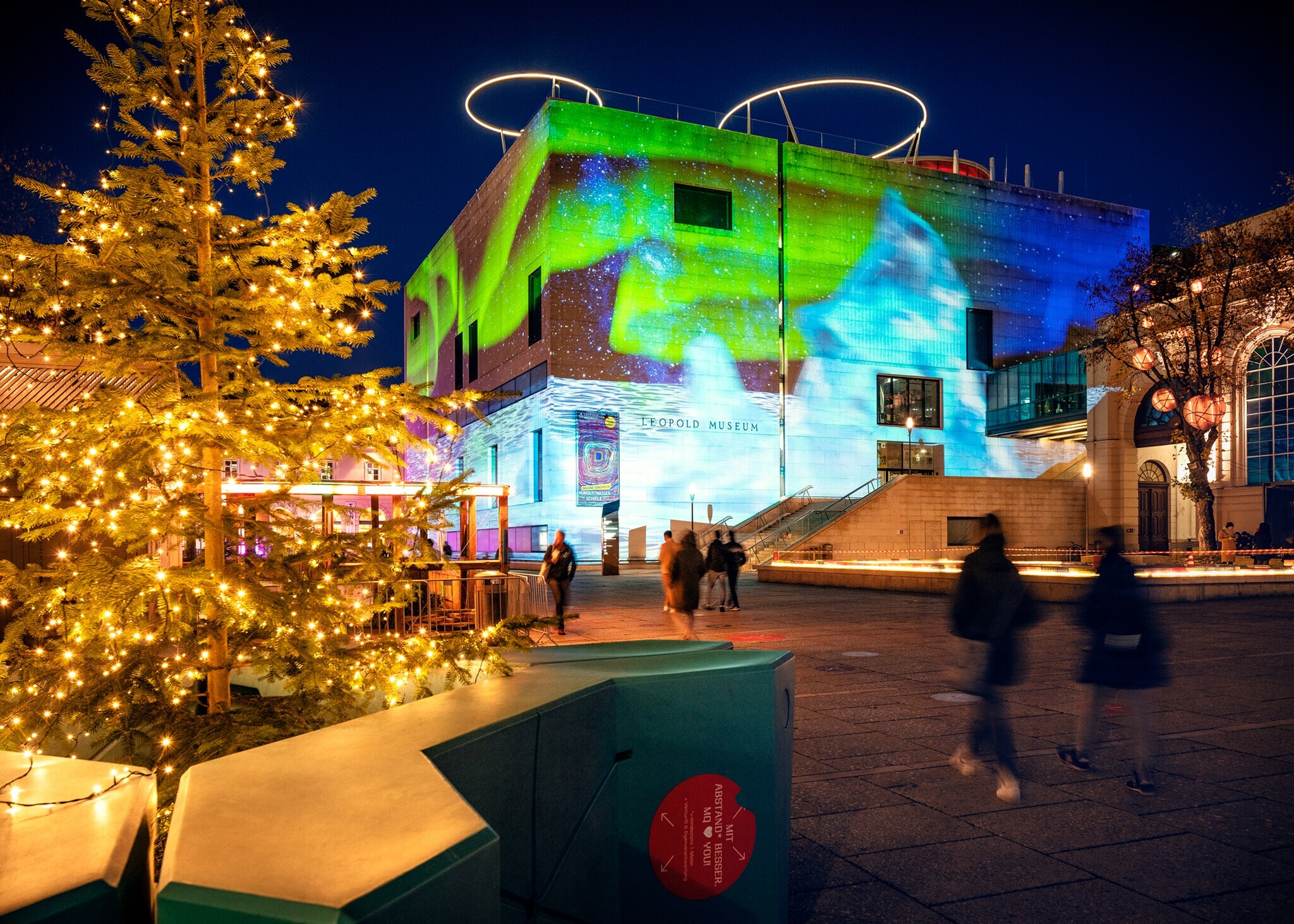 Das Wiener Museumsquartier mit winterlicher Dekoration und Lichtinstallationen bei Nacht Das Wiener Museumsquartier mit winterlicher Dekoration und Lichtinstallationen bei Nacht