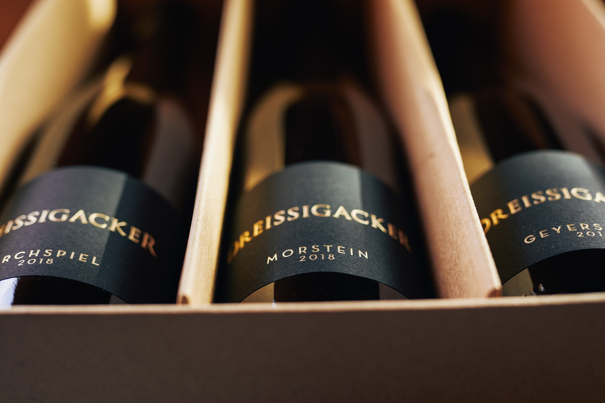 Drei unterschiedliche Dreissigacker-Weine im Weinkarton Drei unterschiedliche Dreissigacker-Weine im Weinkarton