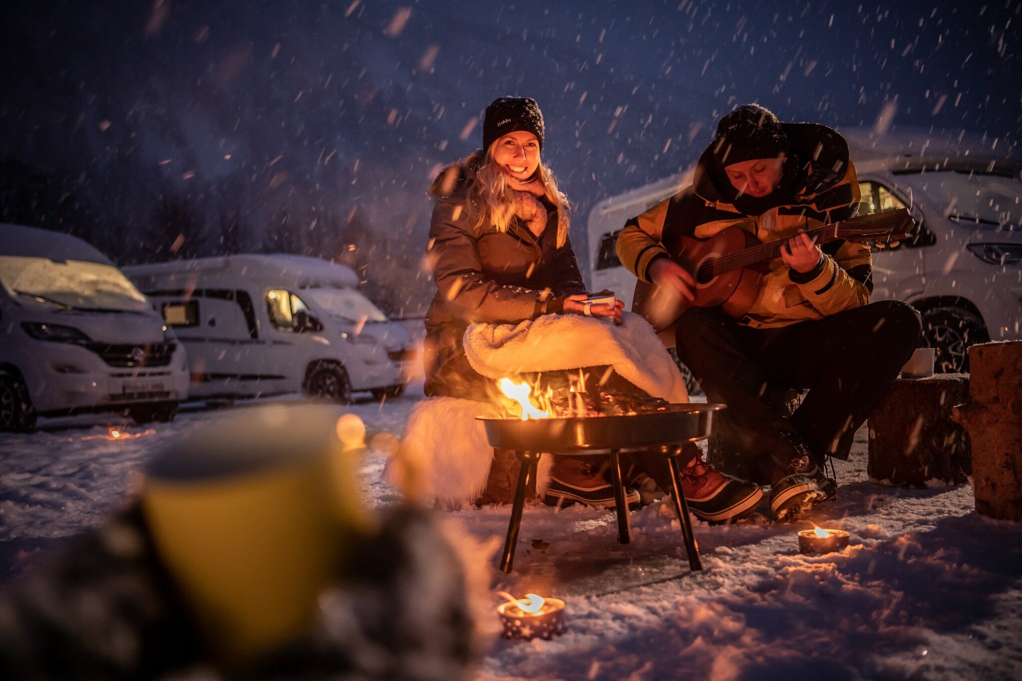 Fröhliche Stimmung auf einem Campingplatz im Winter Fröhliche Stimmung auf einem Campingplatz im Winter