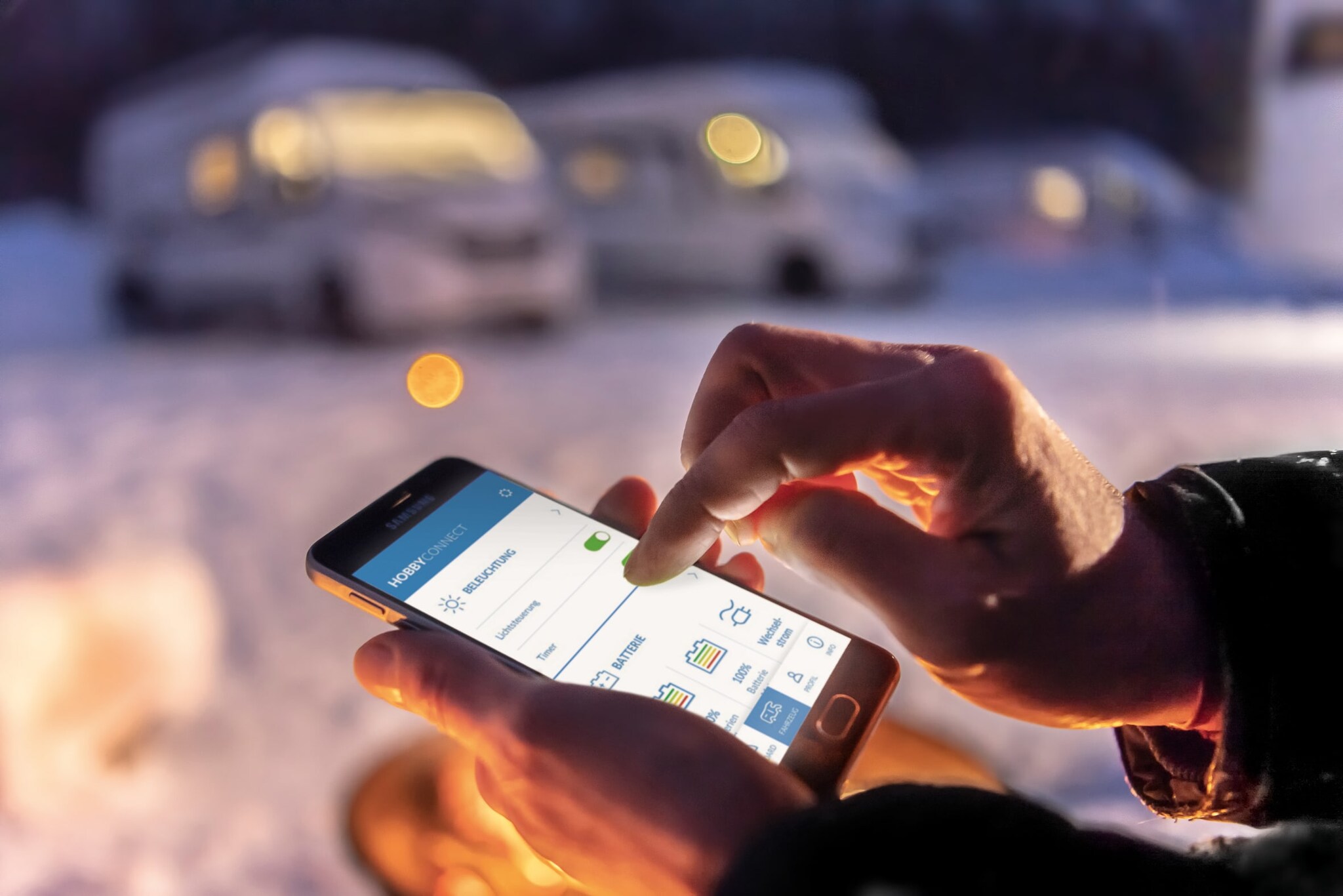 Ein Handy mit einer App auf einem Campingplatz im Winter