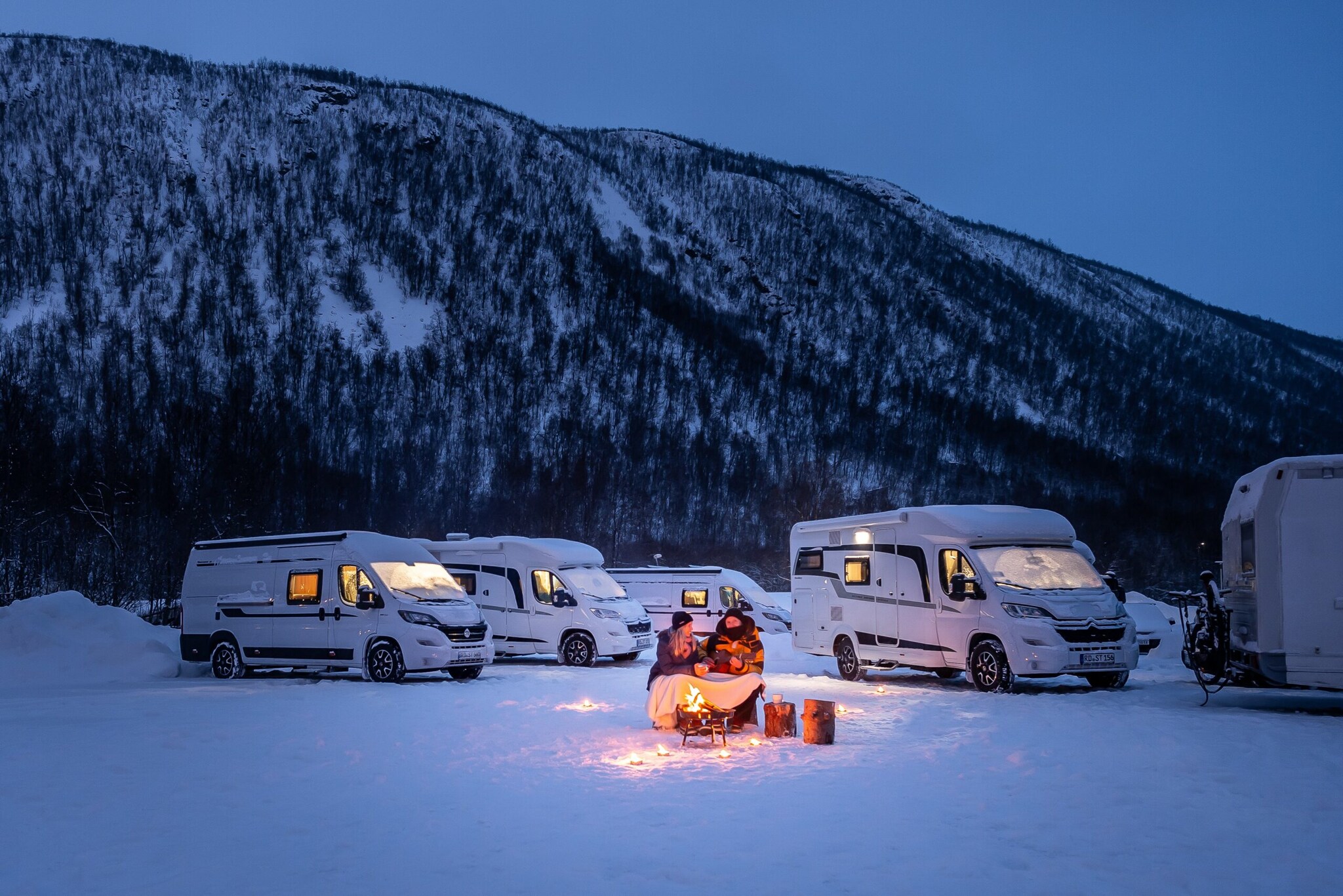 Wohnmobile auf einem Campingplatz im Winter in Norwegen.