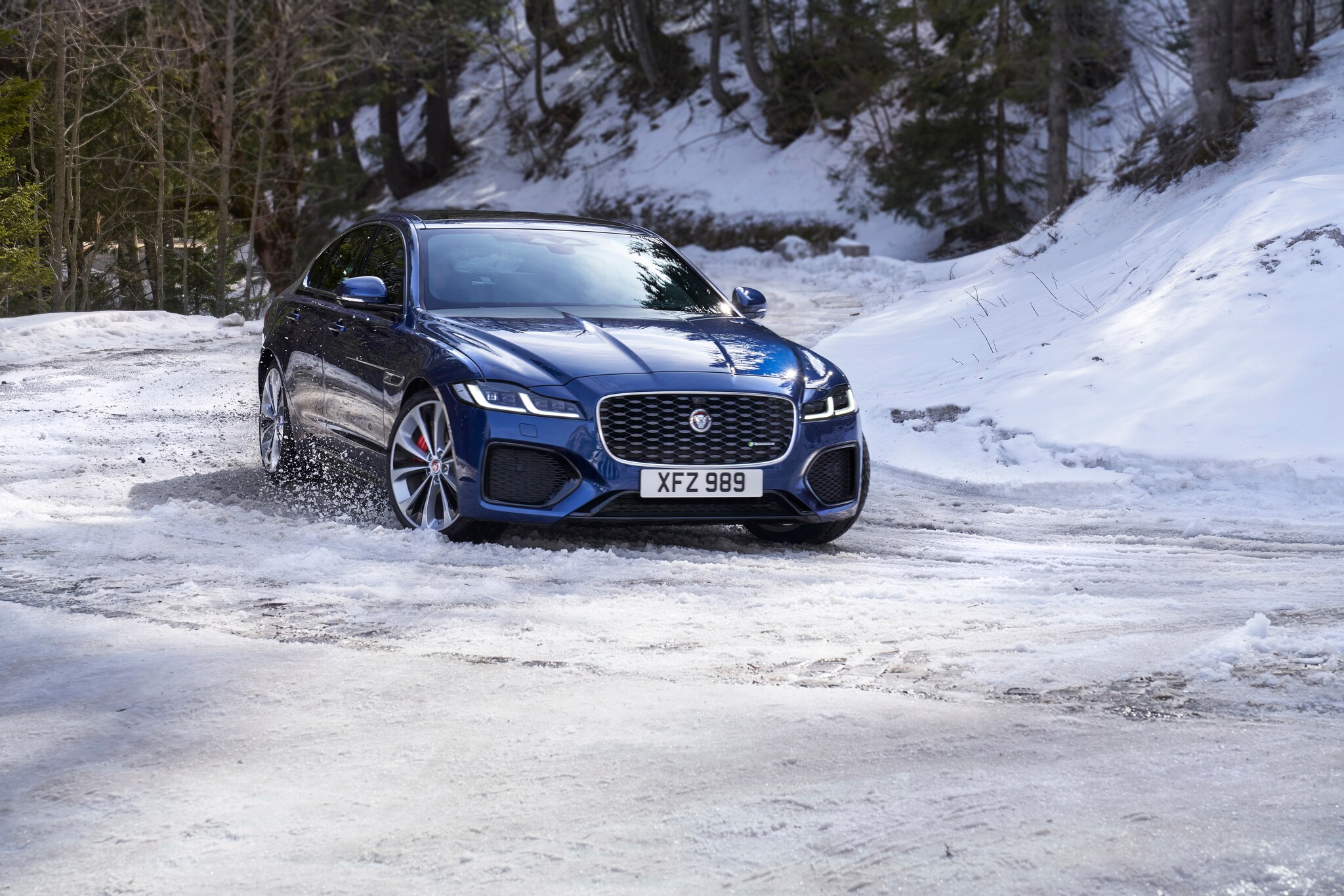 Frontansicht eines Jaguar XF im Schnee Frontansicht eines Jaguar XF im Schnee