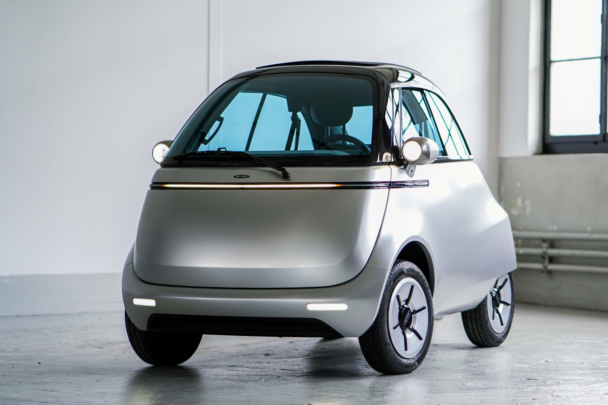 Ein kleiner rundlicher und elektronischer Kabinenroller.