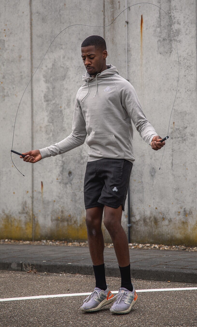 Mann in Sportklamotten springt Seil Mann in Sportklamotten springt Seil