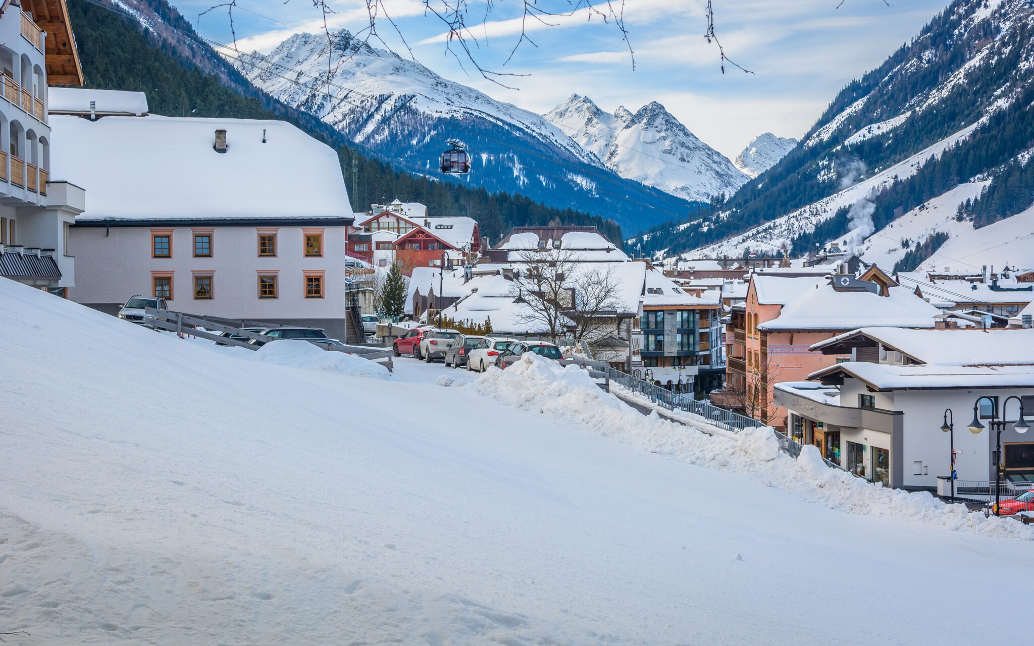 Schneebedeckte Häuser, im Hintergrund Berge