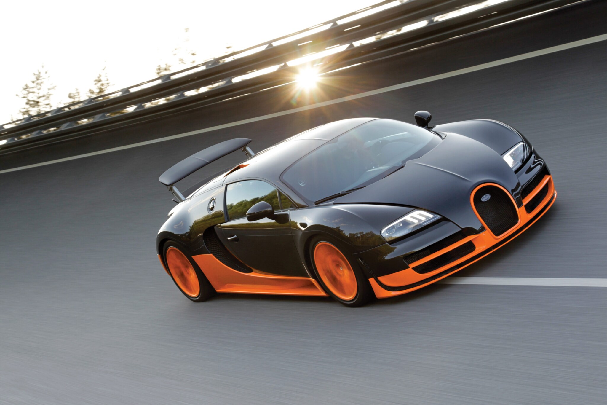 Der Sportwagen Bugatti Veyron 16.4 Super Sport auf einer Rennstrecke.