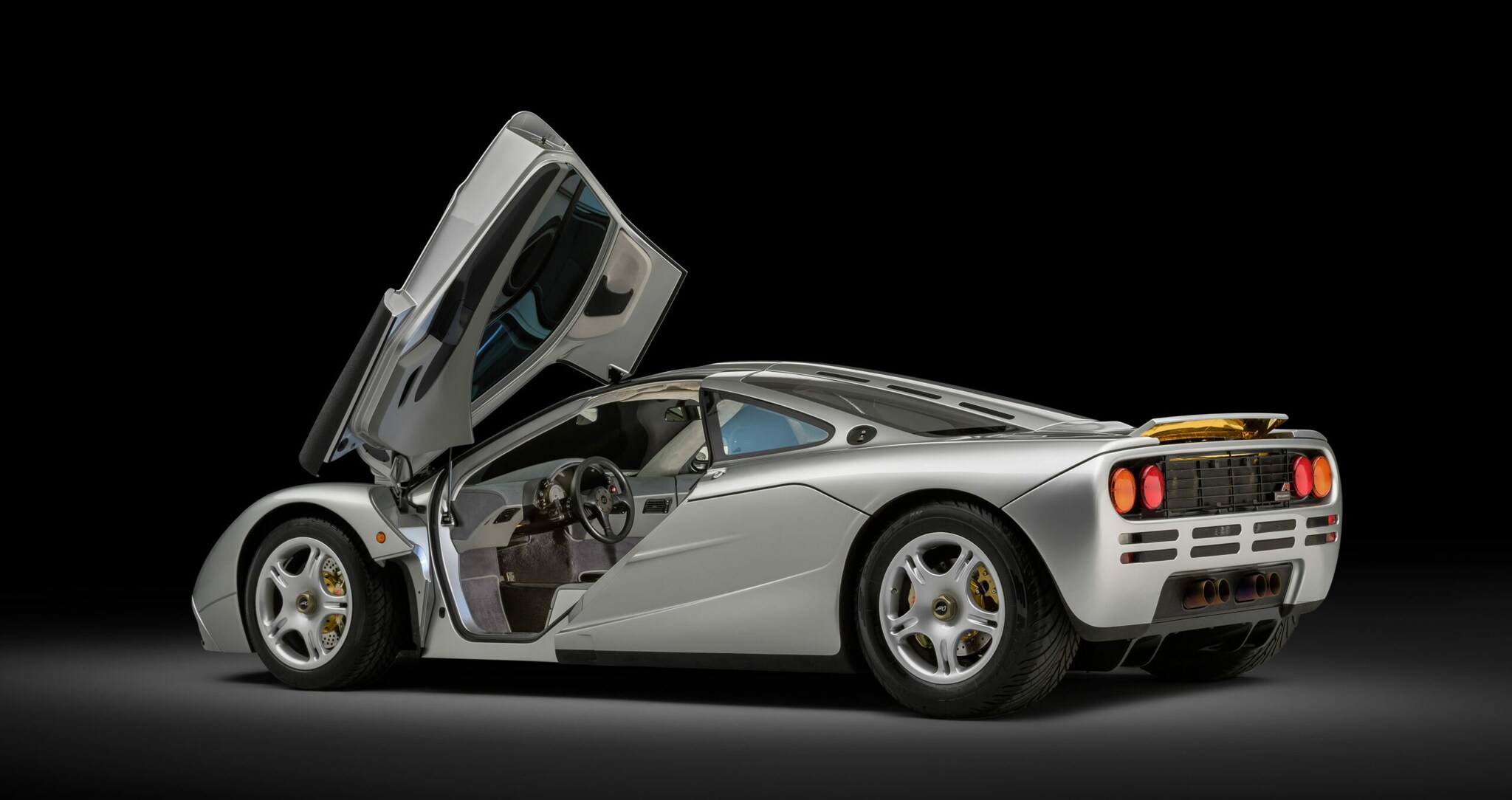 Der McLaren F1 mit geöffneter Tür.