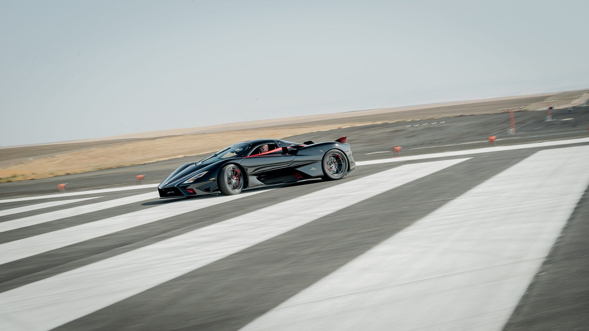 Der SSC Tuatara auf Weltrekordfahrt auf einer Rennstrecke. Der SSC Tuatara auf Weltrekordfahrt auf einer Rennstrecke.