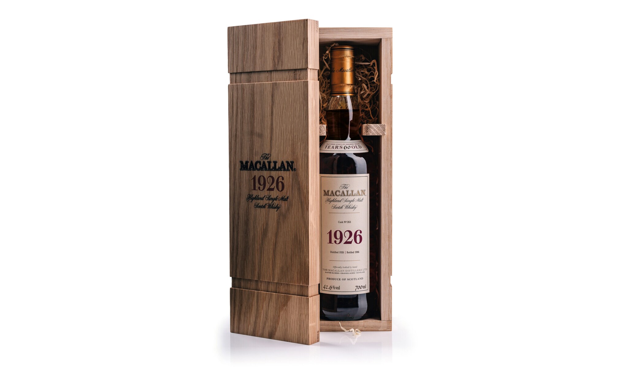 Eine Flasche des Whiskys Macallan 26 in einer geöffneten Holzbox stehend