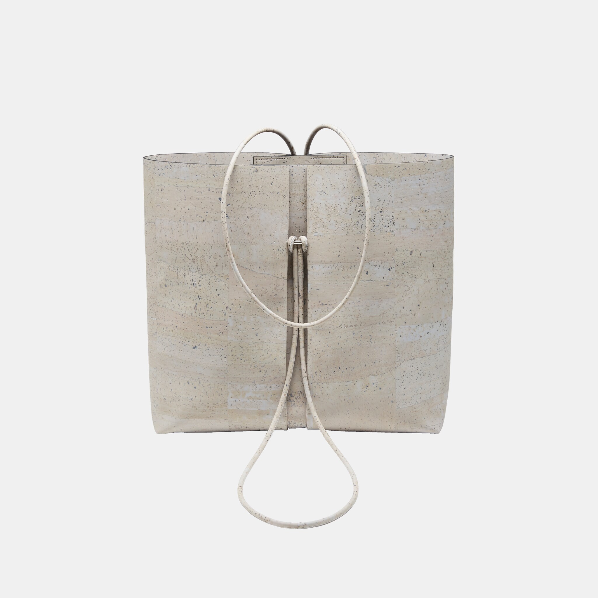 Freisteller einer edlen, beigen Tasche aus Korkleder mit hellem Verschluss