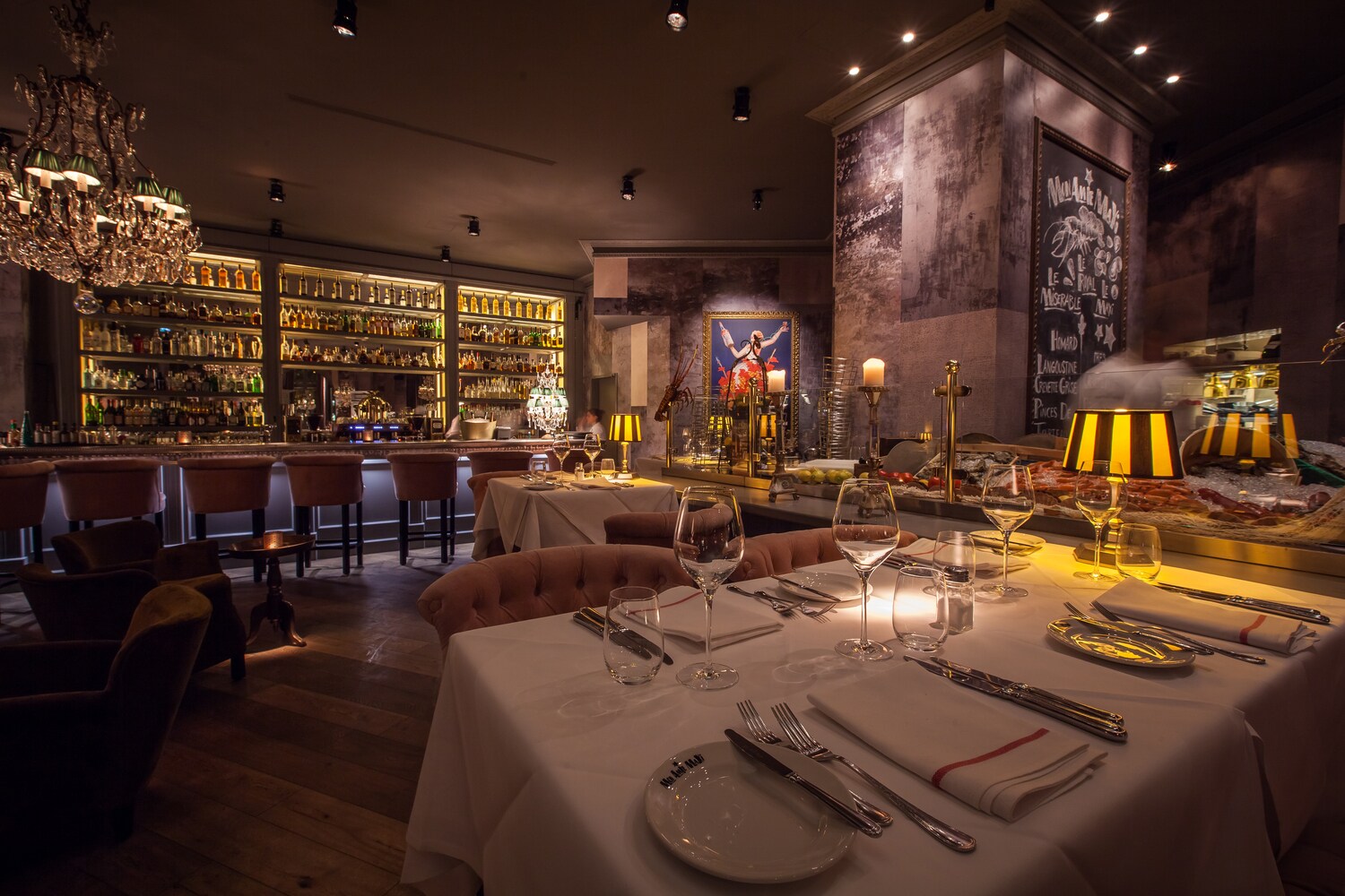 Edel gedeckte Tische in einer Austernbar