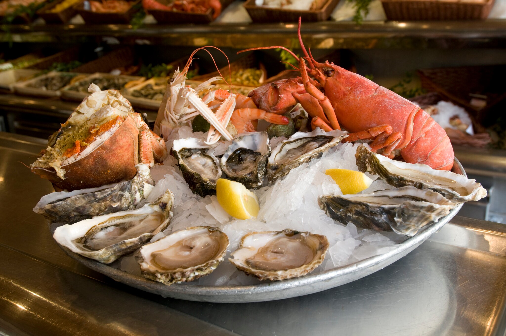 Meeresfrüchte-Teller mit Austern und Hummer auf Eis