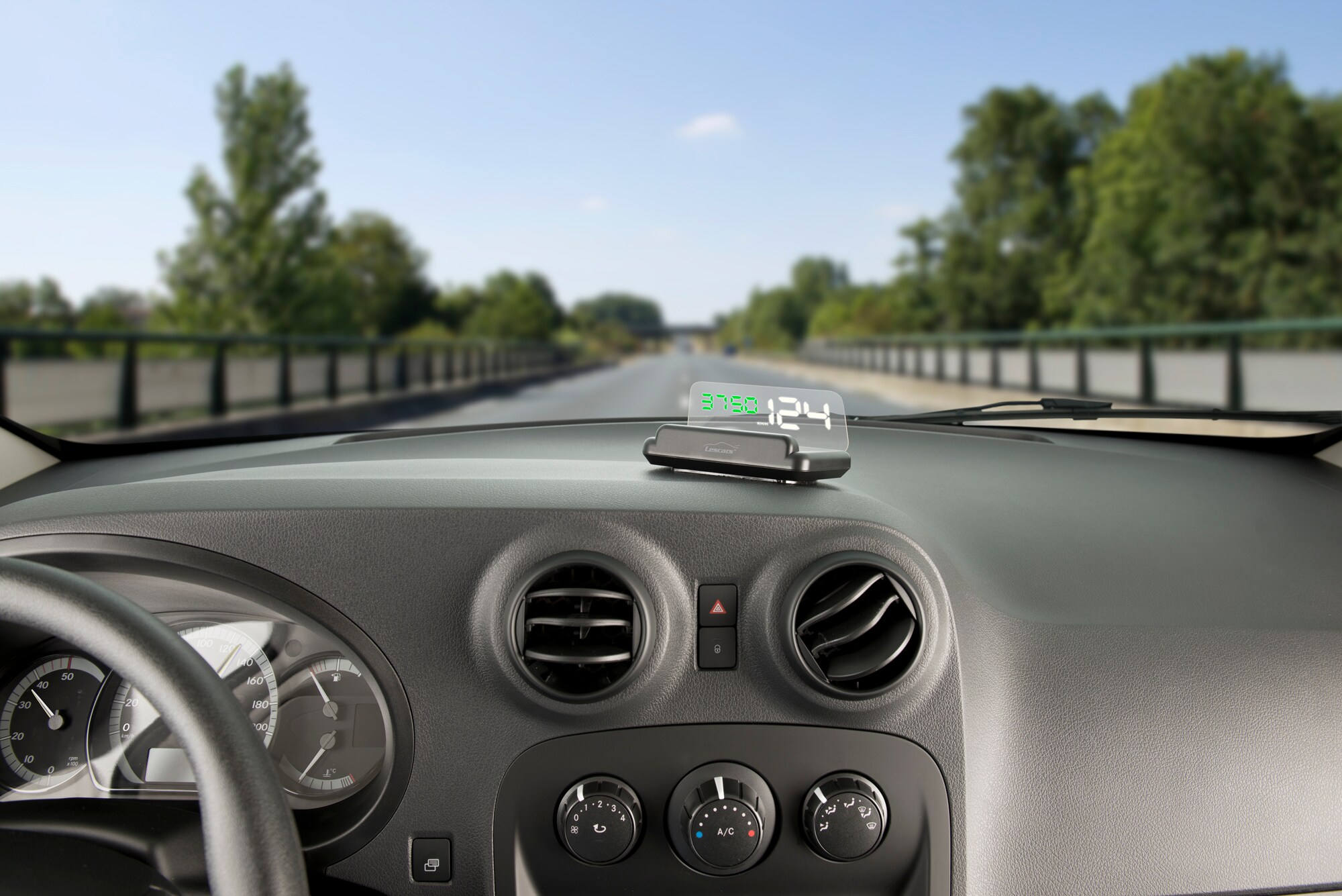 Ein kleines Display mit der Geschwindigkeit ist auf Augenhöhe auf einem Armaturenbrett befestigt