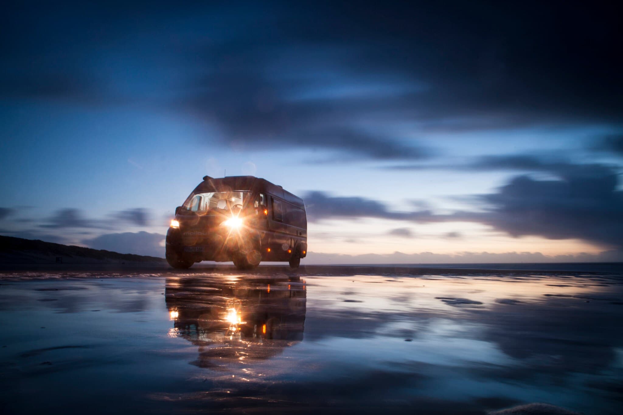 Ein Fahrzeug steht an der Nordsee in Dänemark am Strand. Ein Fahrzeug steht an der Nordsee in Dänemark am Strand.