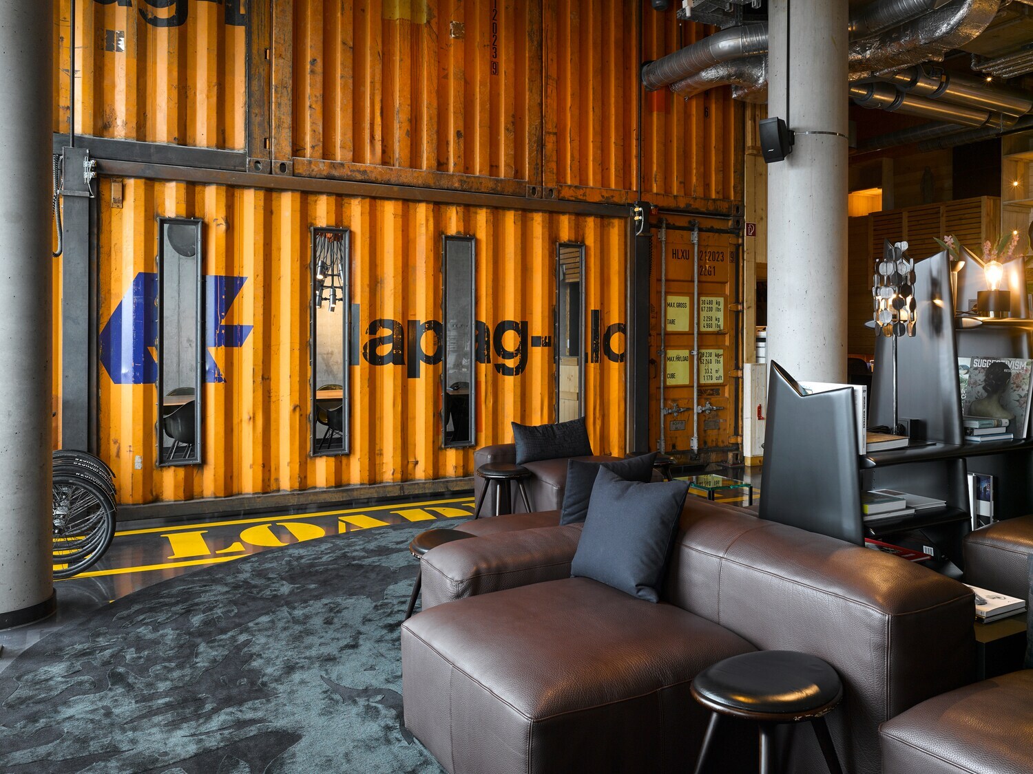 Moderne Hotellobby mit Container-Optik