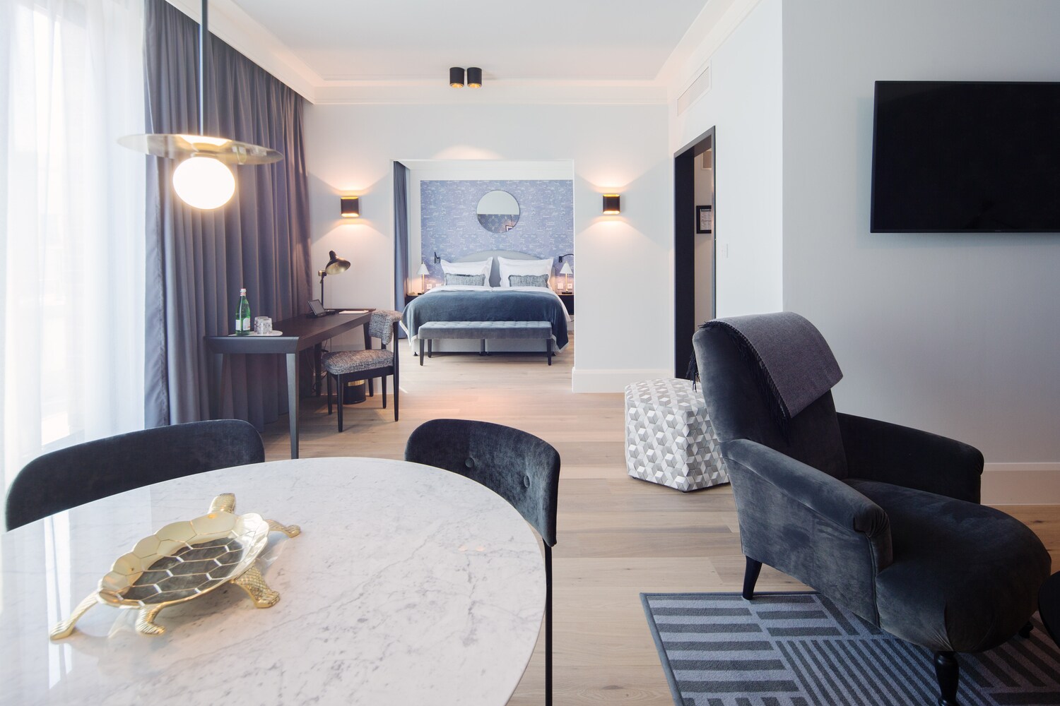 Hotelzimmer mit schwarzen und weißen Möbeln