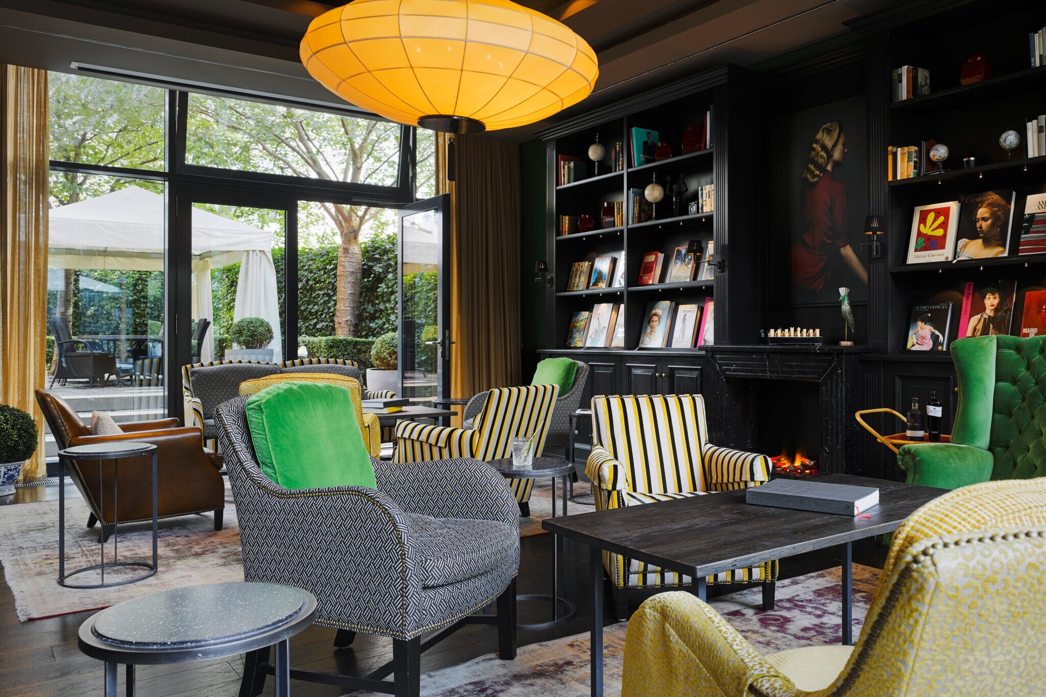 Hotellobby mit Sesseln und einer Bücherwand Hotellobby mit Sesseln und einer Bücherwand