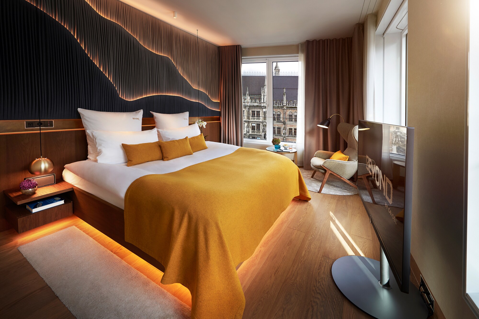 Modernes, stilvolles Hotelzimmer mit großem Doppelbett und Blick auf den Münchener Marienplatz Modernes, stilvolles Hotelzimmer mit großem Doppelbett und Blick auf den Münchener Marienplatz