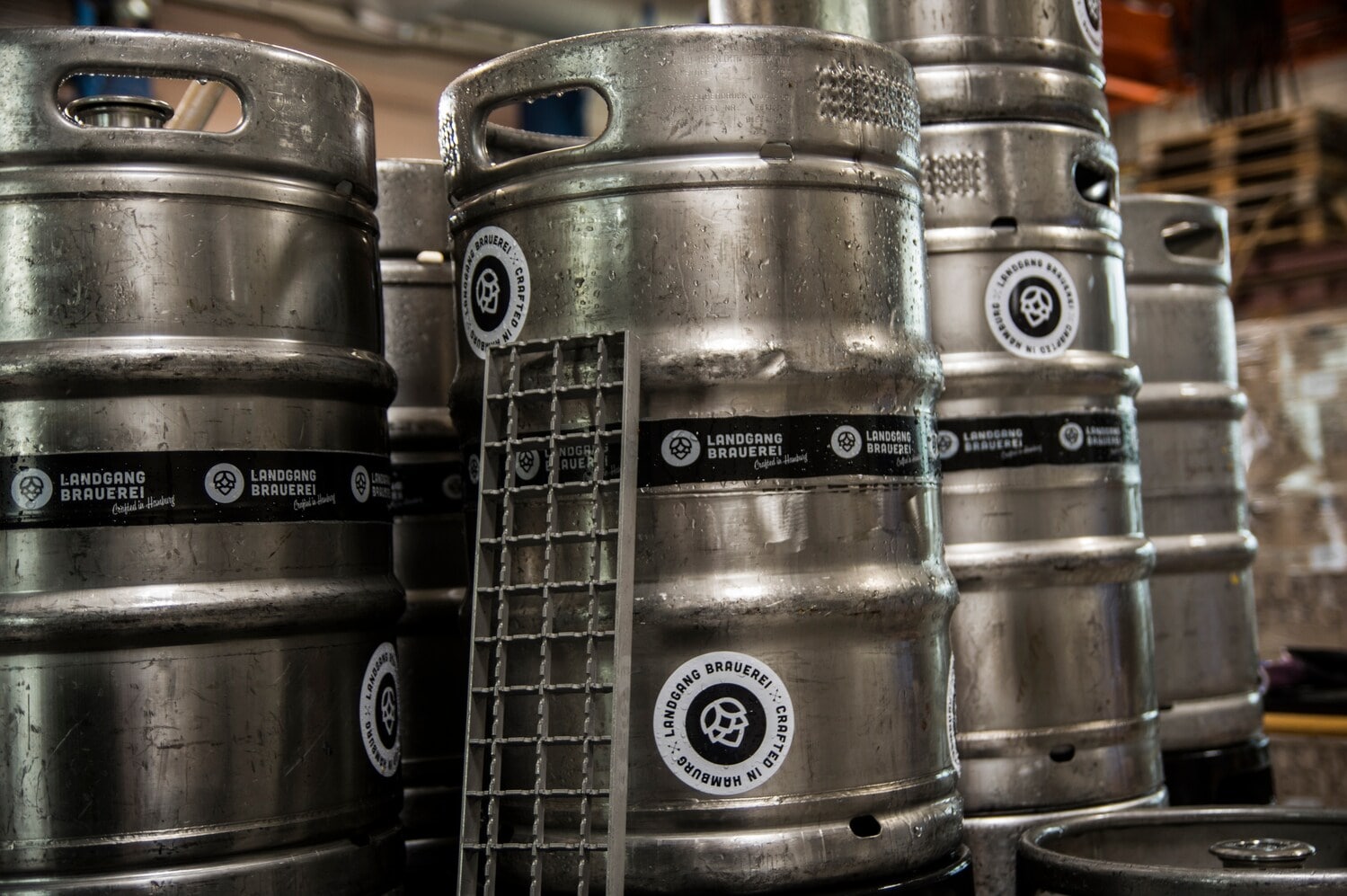 Bierfässer in einer Reihe Bierfässer in einer Reihe