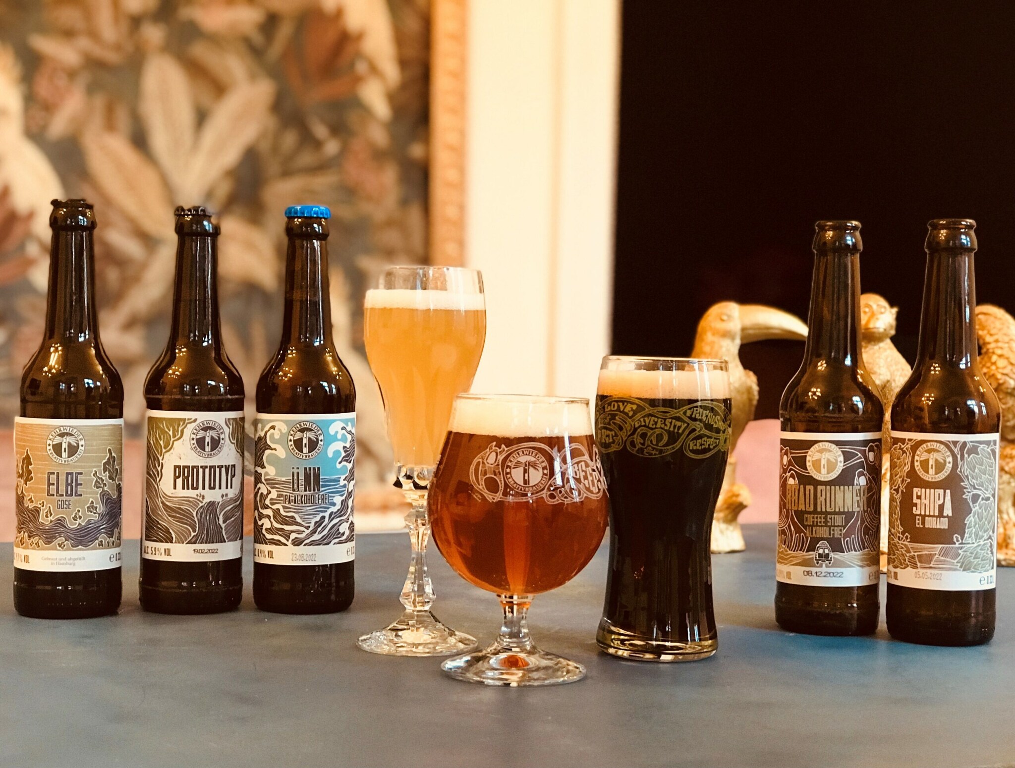 Bierverkostung mit verschiedenen Flaschen und Gläsern Bier