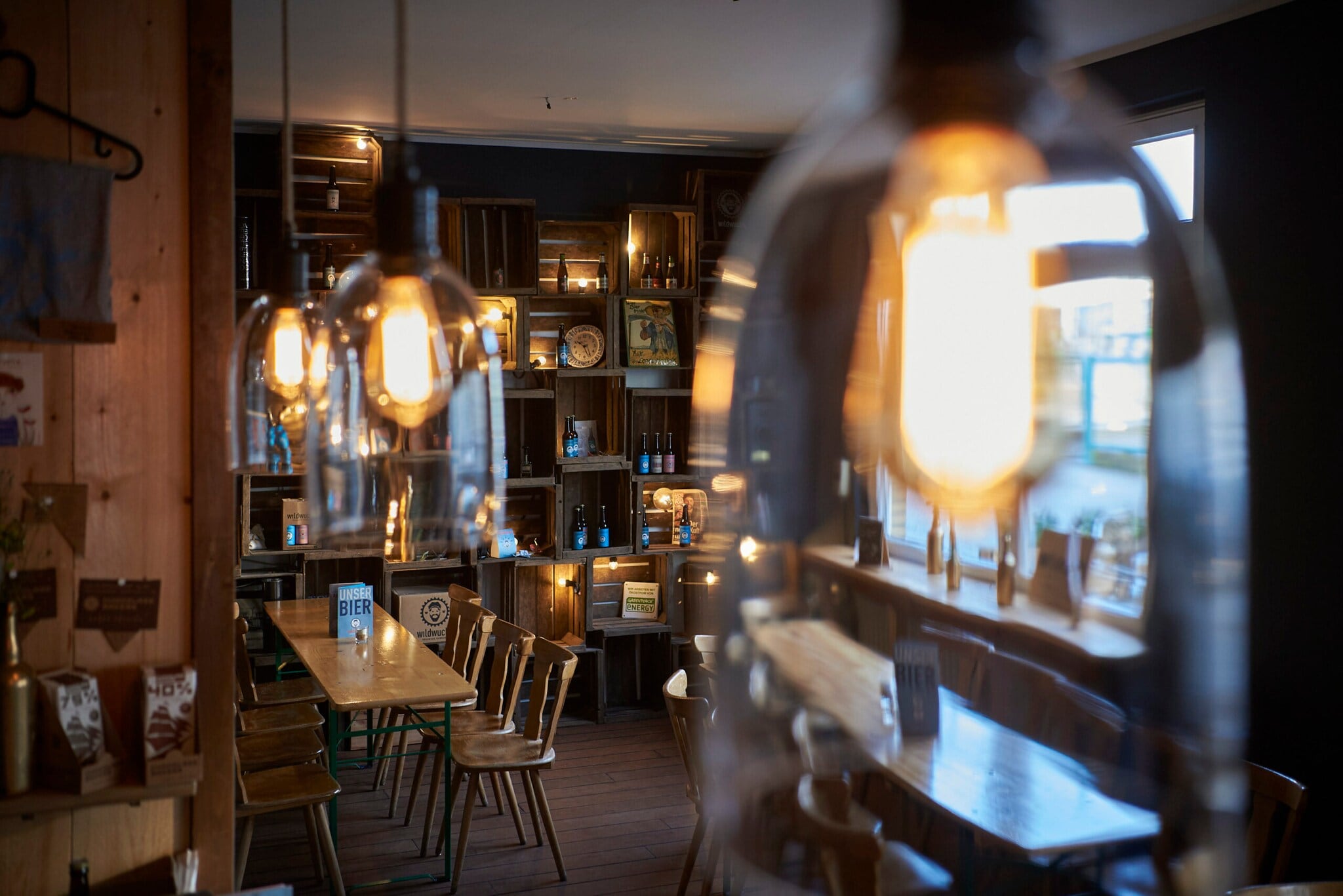 Innenraum eines Schankraums mit Holzmöbeln Innenraum eines Schankraums mit Holzmöbeln