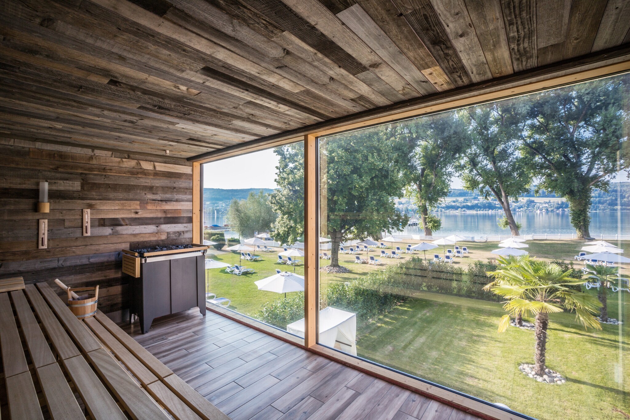 Eine Sauna mit großer Panoramascheibe