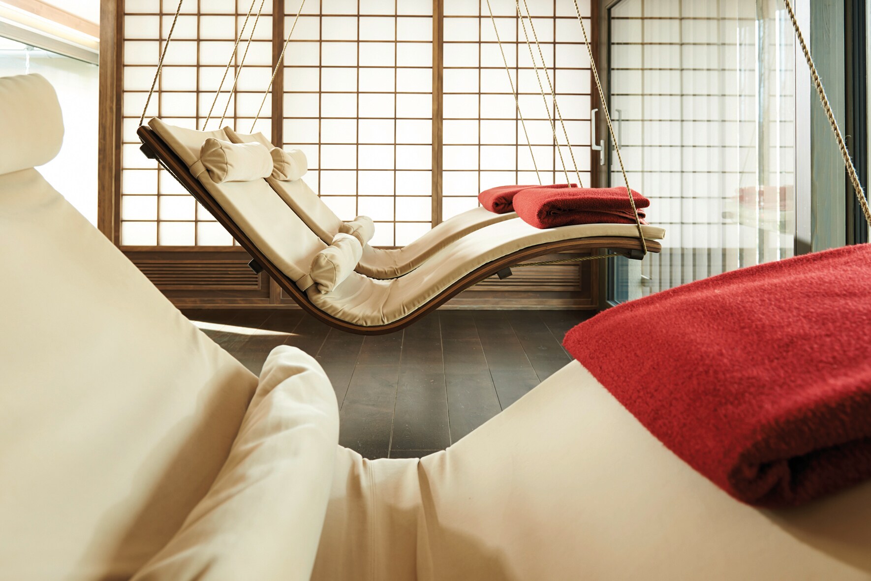 Drei Schaukelliegen hängen von der Decke. Drei Schaukelliegen hängen von der Decke.