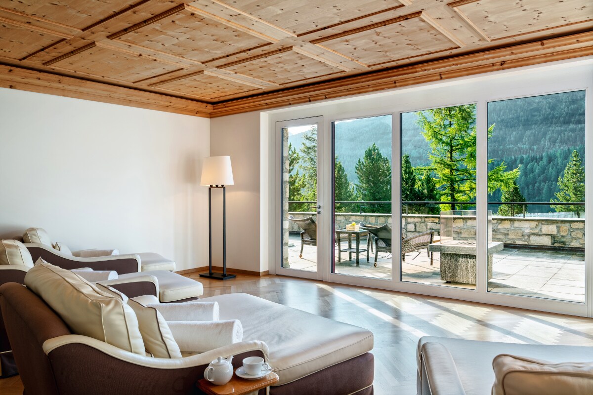 Elegant eingerichtetes Zimmer mit Aussicht auf die Terrasse und den Wald Elegant eingerichtetes Zimmer mit Aussicht auf die Terrasse und den Wald