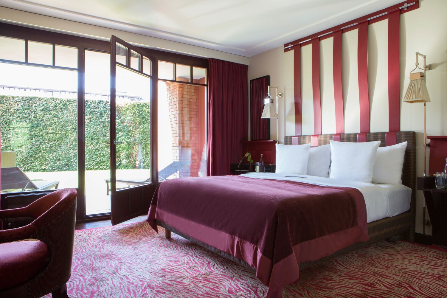 Ein elegant eingerichtetes Hotelzimmer