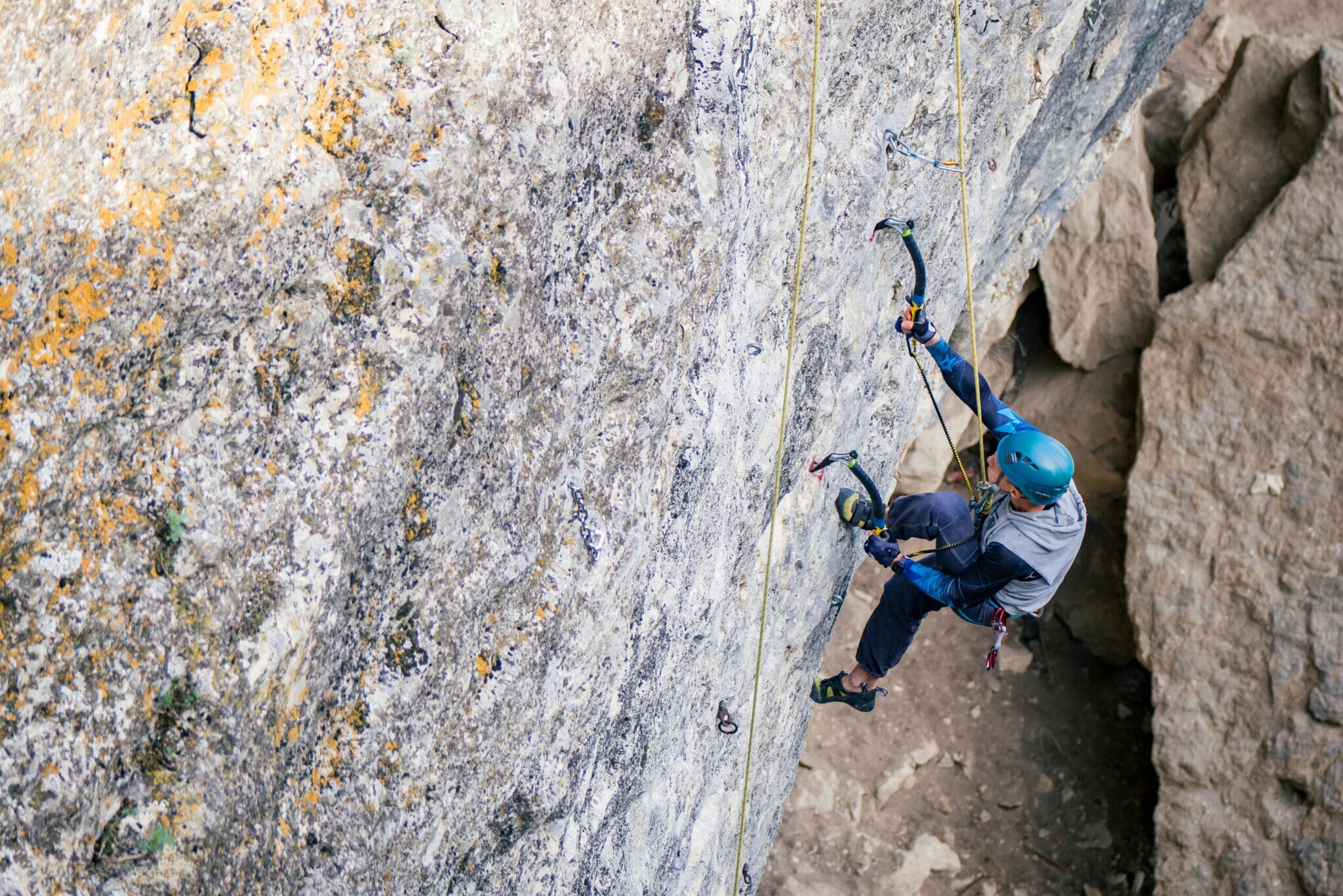 Ein Kletterer beim Drytooling