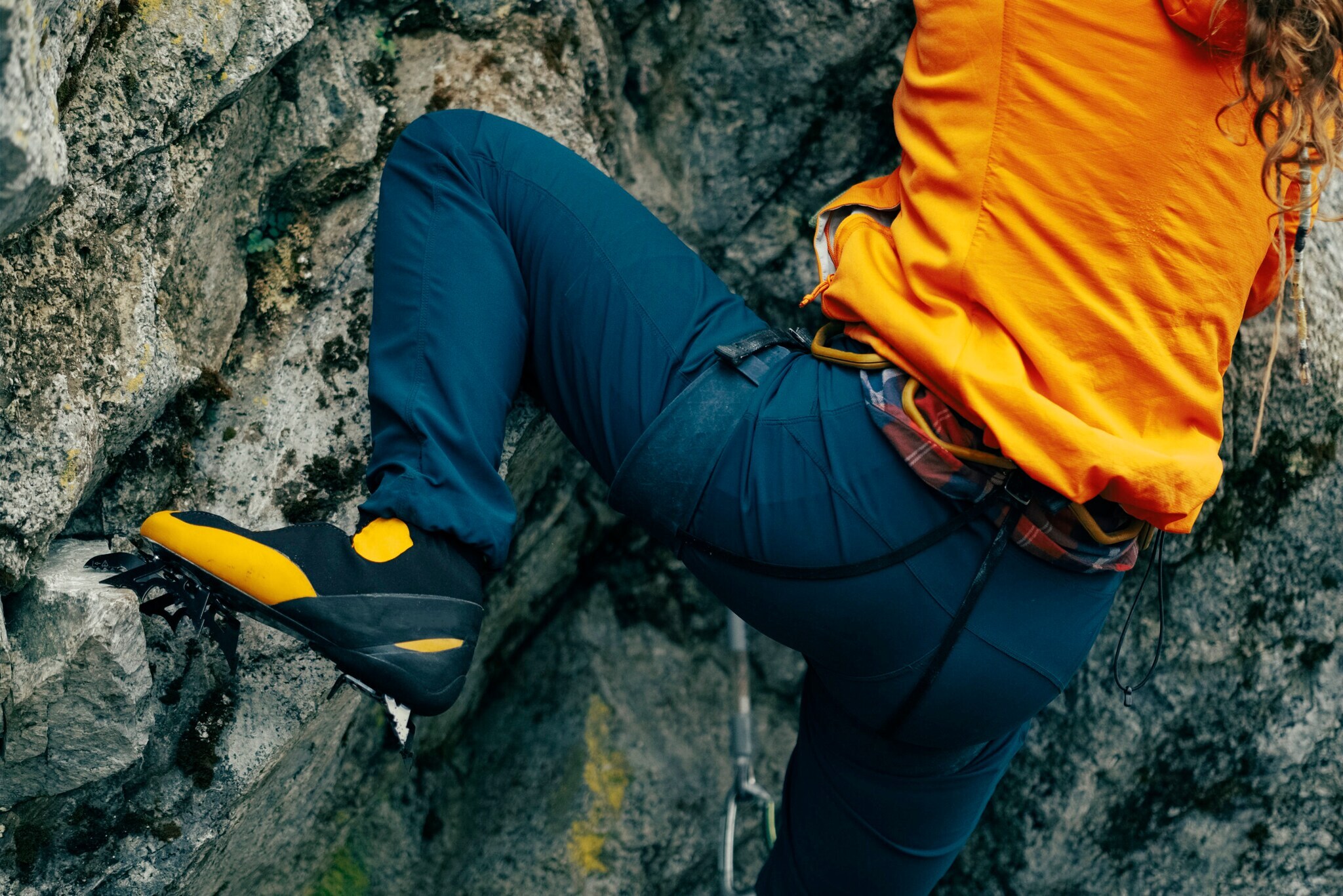 Closeup einer kletternden Person am Felsen.