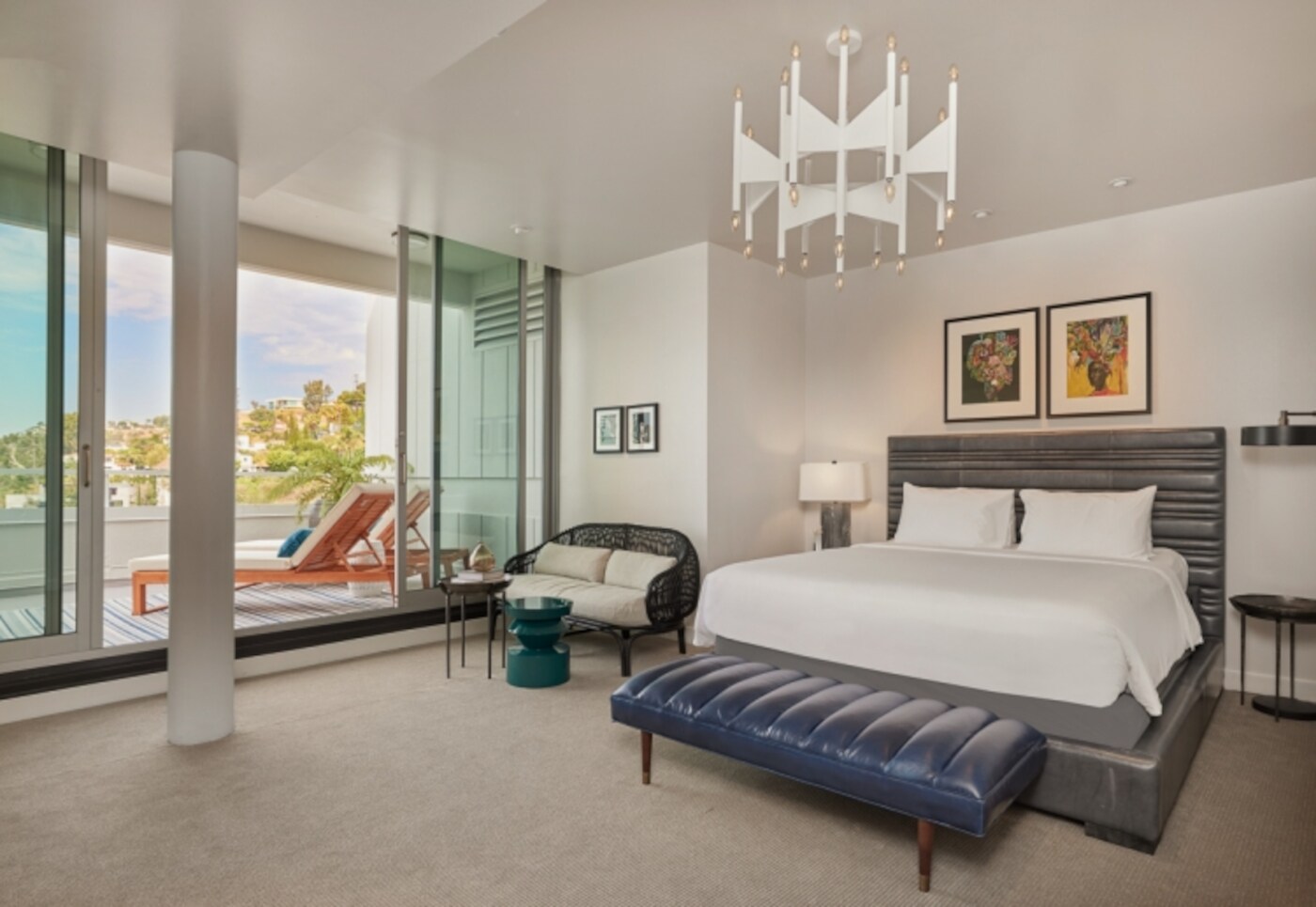 Modernes Hotelsuite mit Balkon samt Liegestühlen und Panoramablick Modernes Hotelsuite mit Balkon samt Liegestühlen und Panoramablick