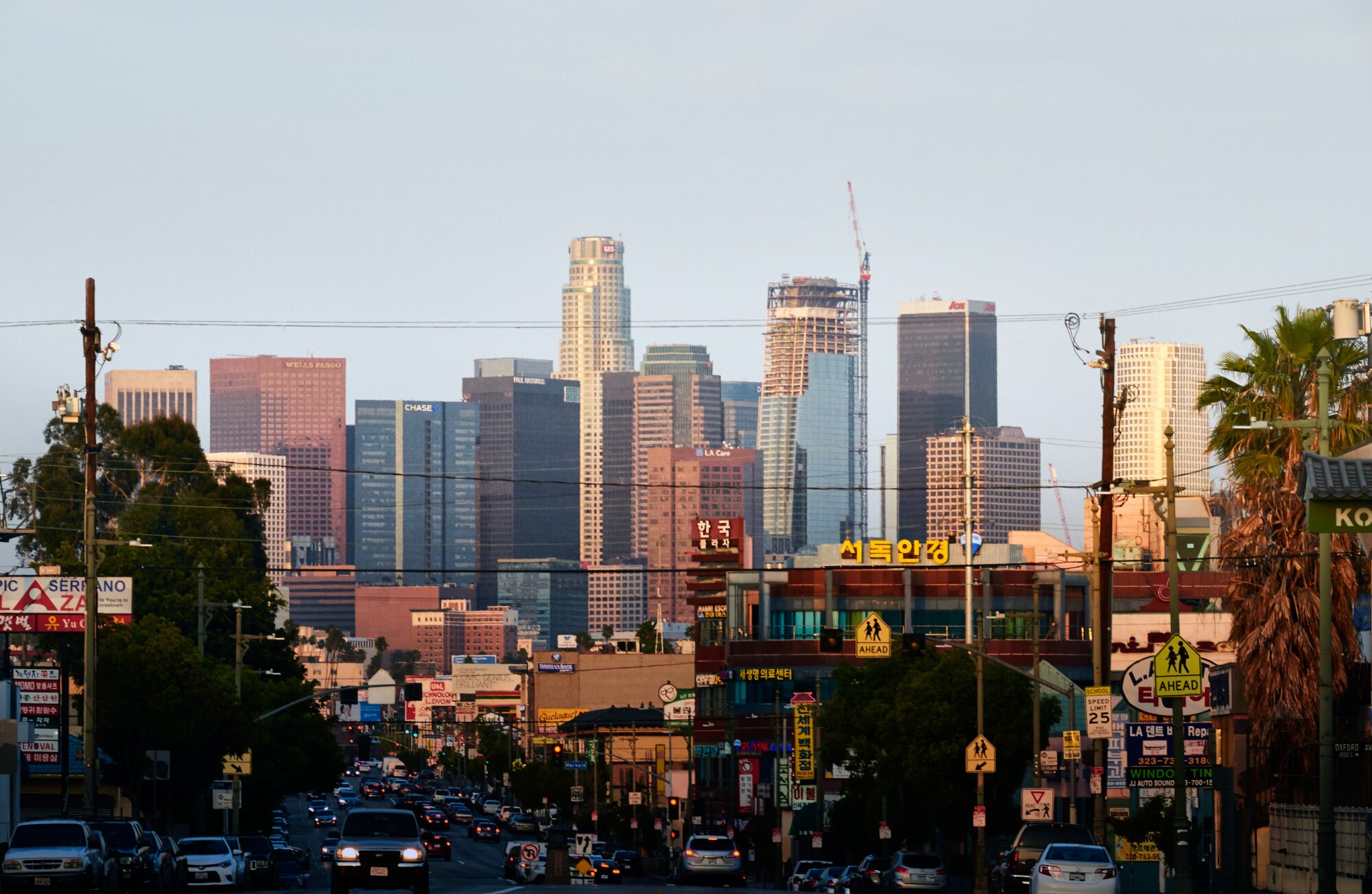 Die Skyline im Zentrum von Los Angeles mit einem Straßenzug in Koreatown im Vordergrund