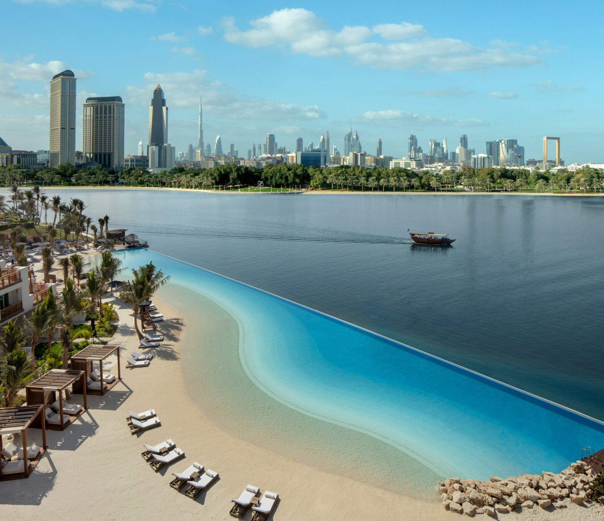 Luftaufnahme eines Hotelstrandes, im Hintergrund die Skyline von Dubai Luftaufnahme eines Hotelstrandes, im Hintergrund die Skyline von Dubai