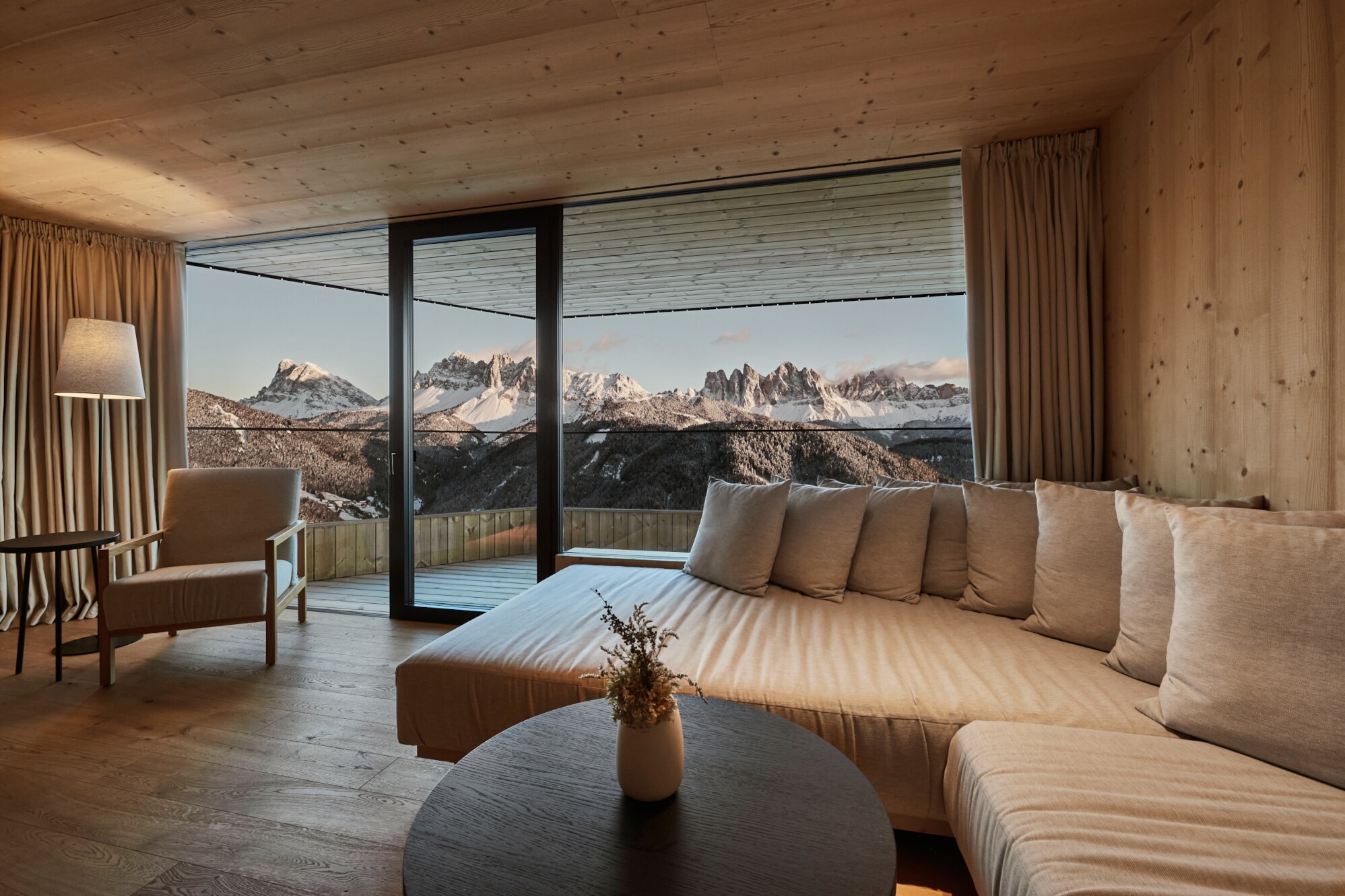 Hotelzimmer des Forestis mit Ausblick auf die Dolomiten