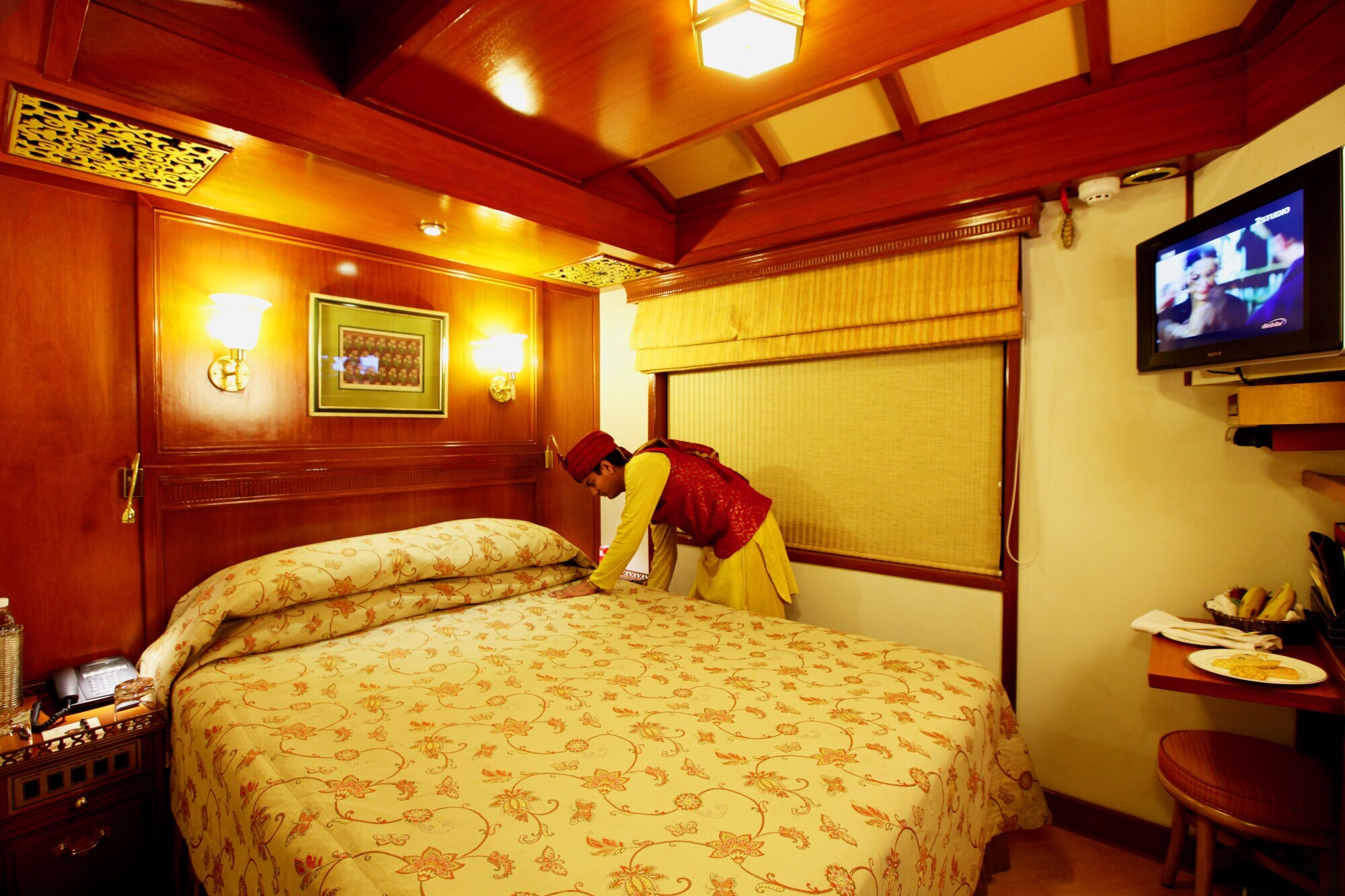 In einer Suite Deluxe wird das Bett vorbereitet