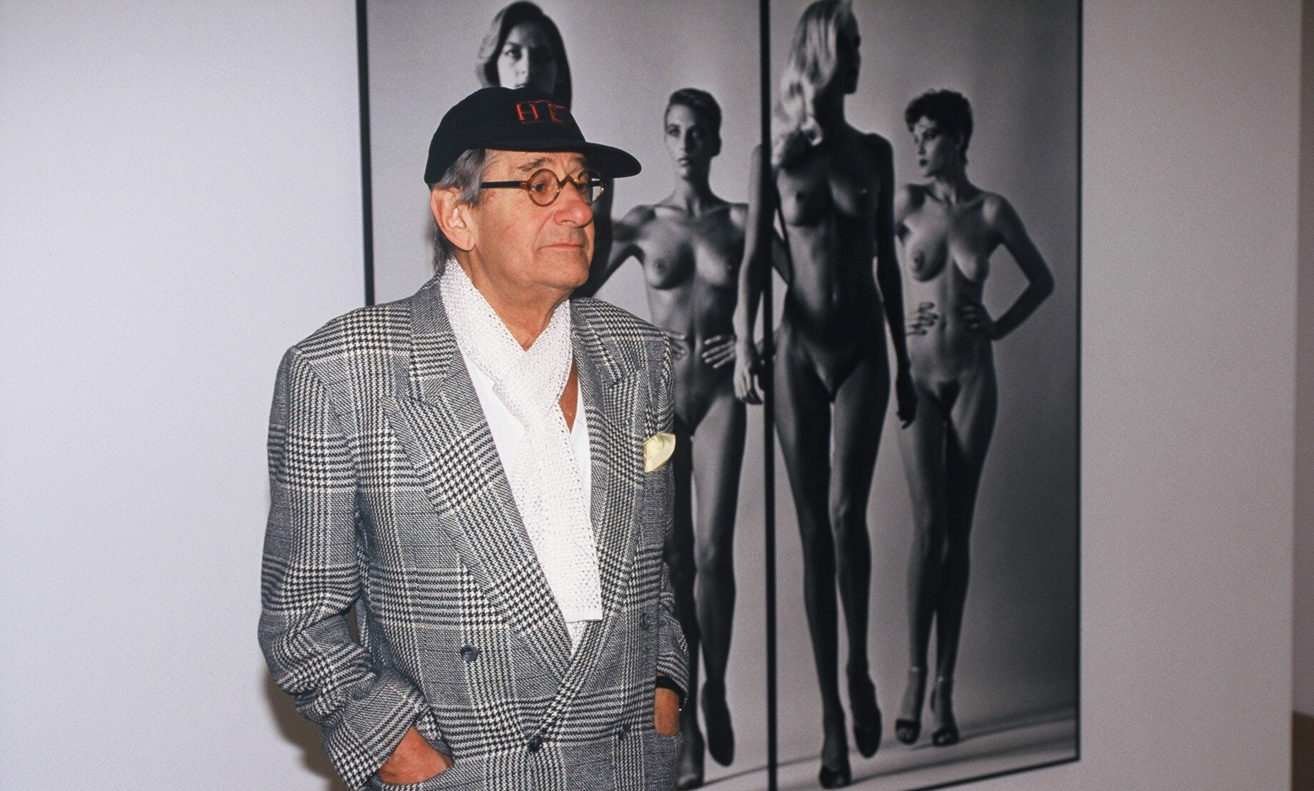 Helmut Newton vor einem seiner Fotos mit nackten Frauen Helmut Newton vor einem seiner Fotos mit nackten Frauen