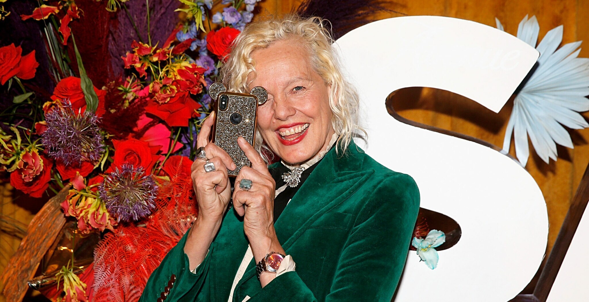 Ellen von Unwerth posiert mit einem Smartphone in den Händen in New York City. Ellen von Unwerth posiert mit einem Smartphone in den Händen in New York City.