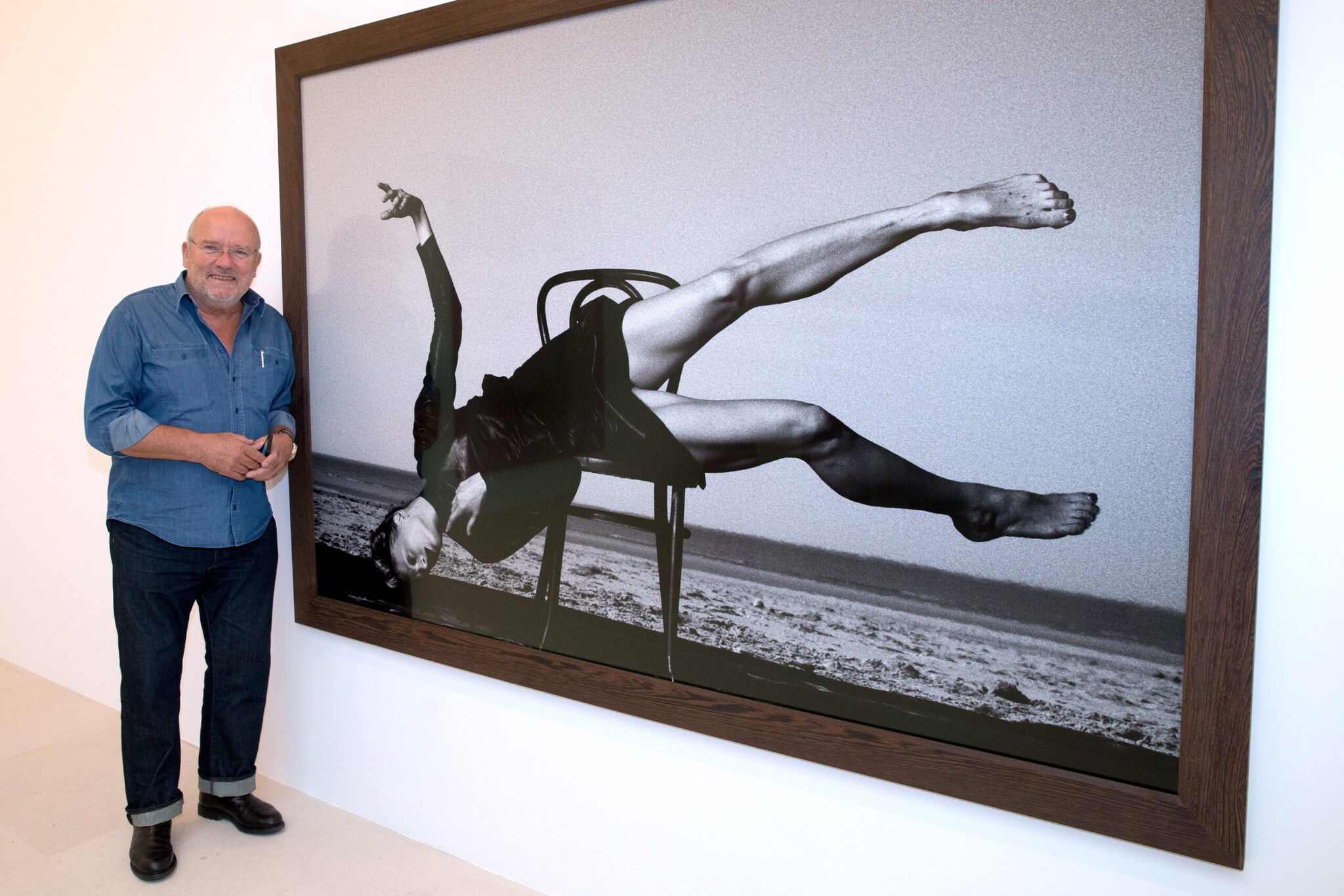 Fotograf Peter Lindbergh vor einem seiner Bilder bei einer Ausstellung