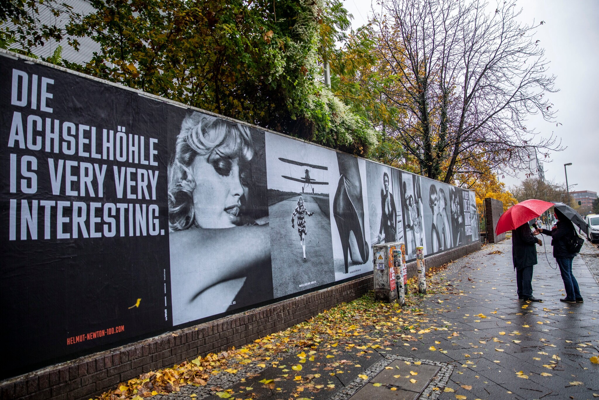 Plakate zur Ausstellung von Modefotograf Helmut Newton in Berlin