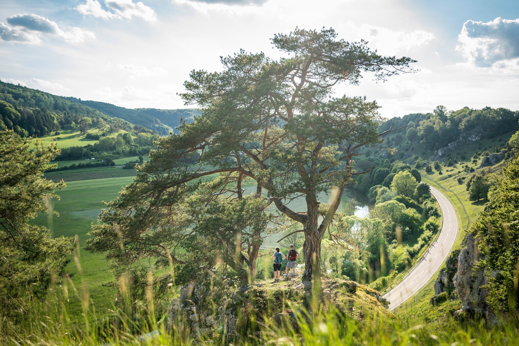 Zwei Wanderer Stehen auf einem Felsen im Altmühltal.