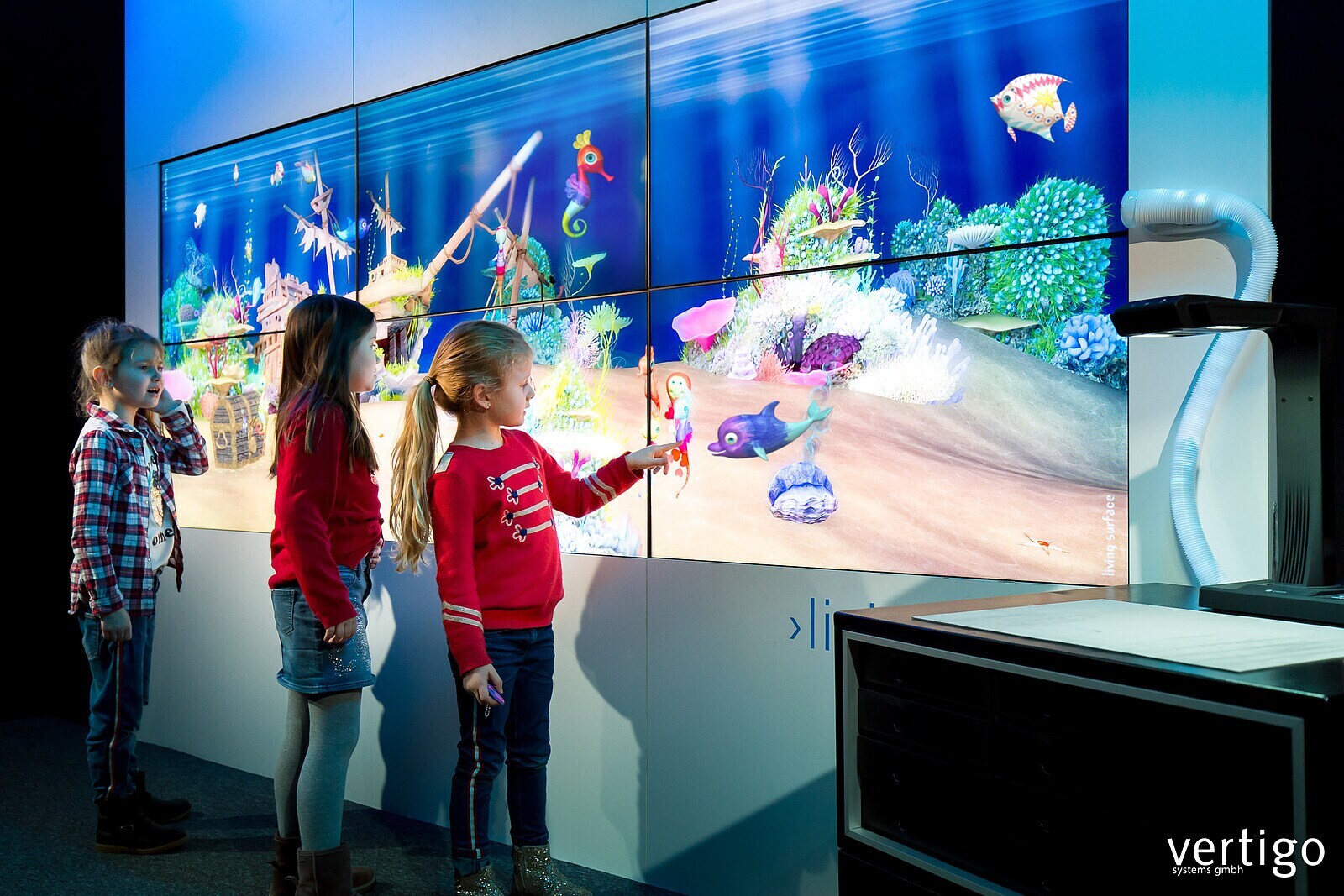Kinder malen an einer interaktiven Tafel.