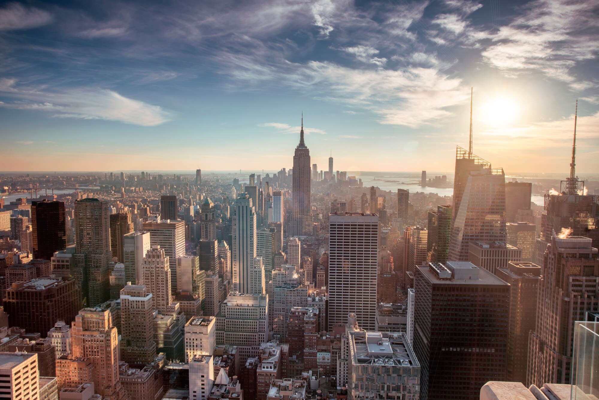 Die Skyline von Manhattan aus der Luft betrachtet Die Skyline von Manhattan aus der Luft betrachtet