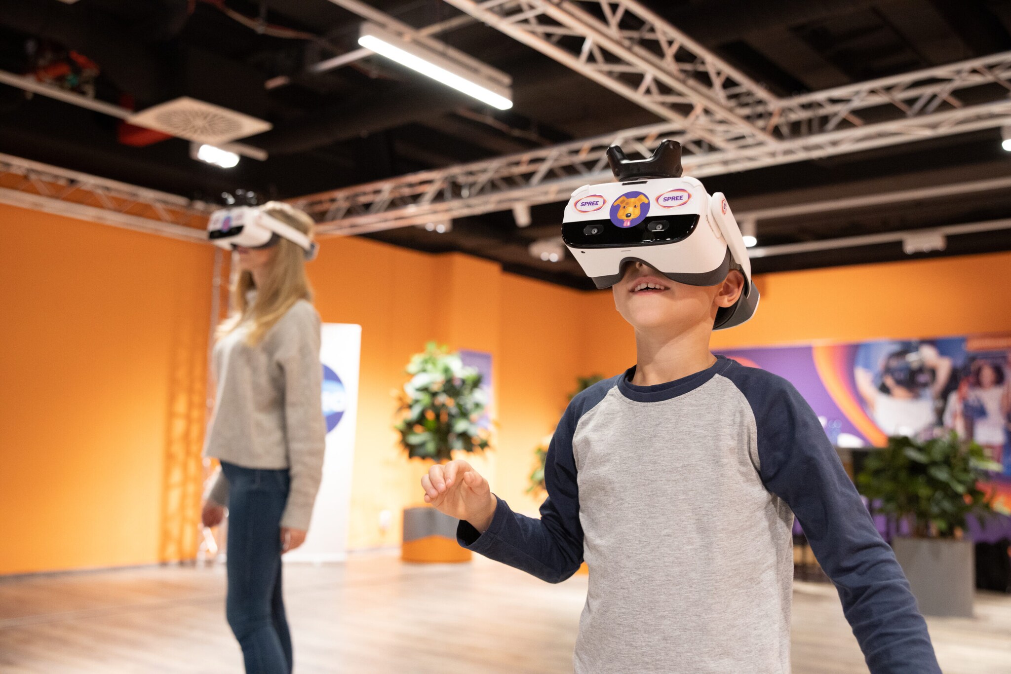 Zwei Kinder tragen Virtual Reality Brillen.